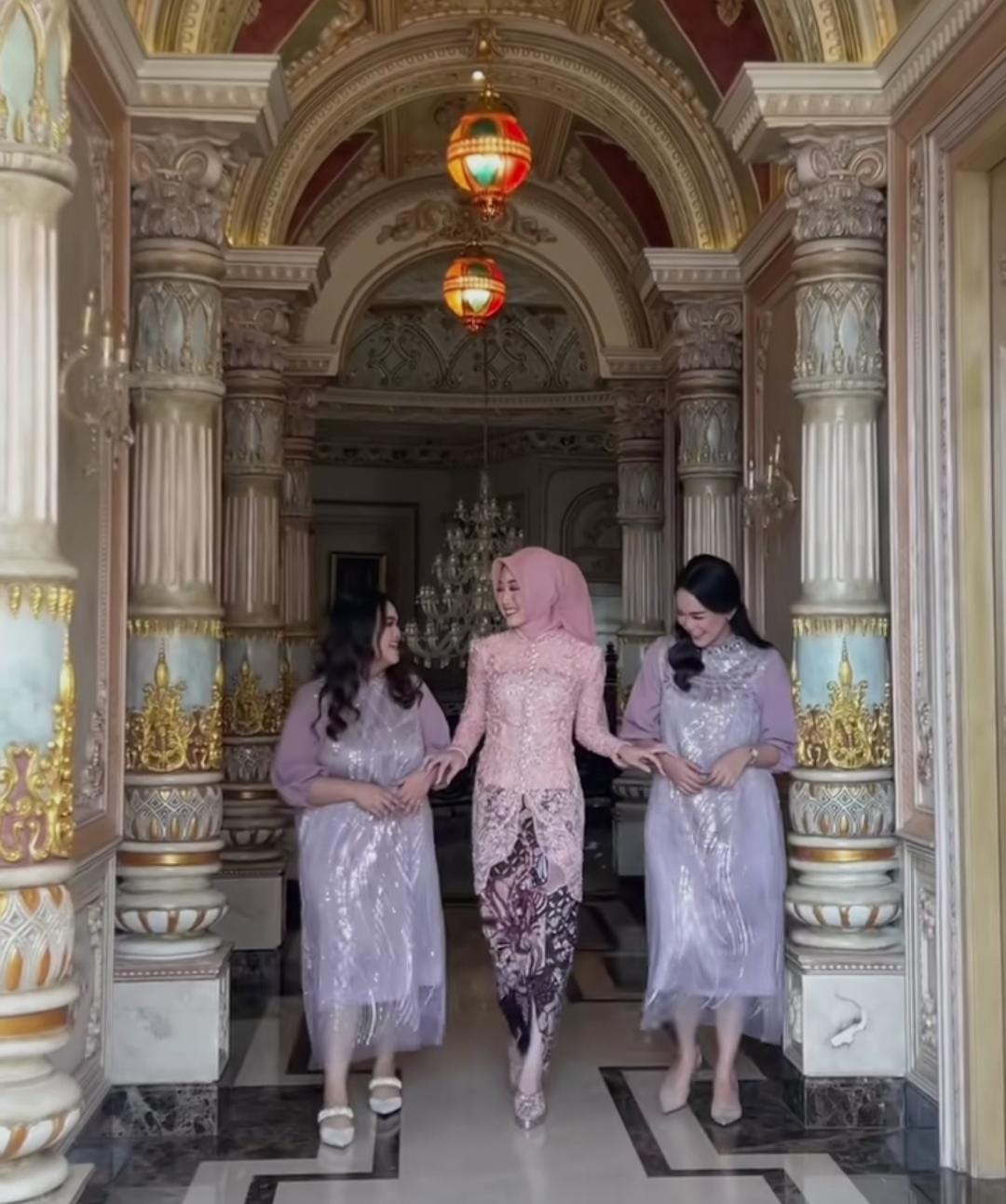 Daffana ditemani dua sahabatnya yang menjadi bridesmaids.