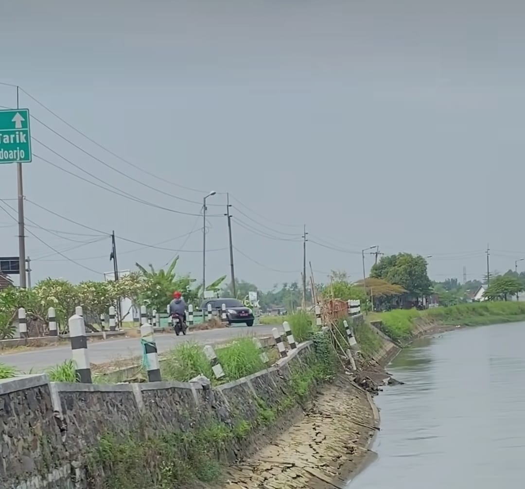 BAKAL DIPERBAIKI: Kondisi plengsengan DAM Kedungploso, Kecamatan Tarik. (IST)