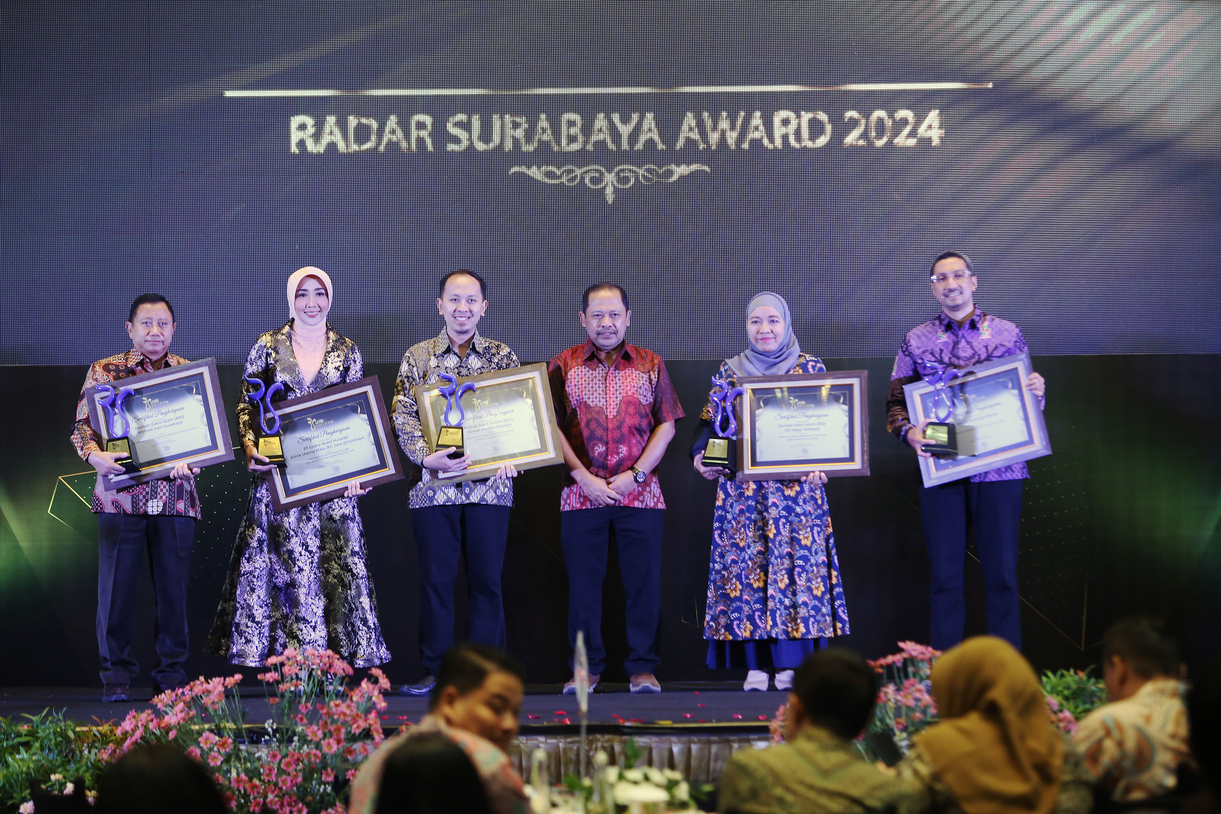 SINERGI: Direktur Radar Surabaya Lilik Widyantoro (tiga dari kanan) bersama penerima penghargaan kategori kesehatan. (ANDY SATRIA/RADAR SURABAYA)