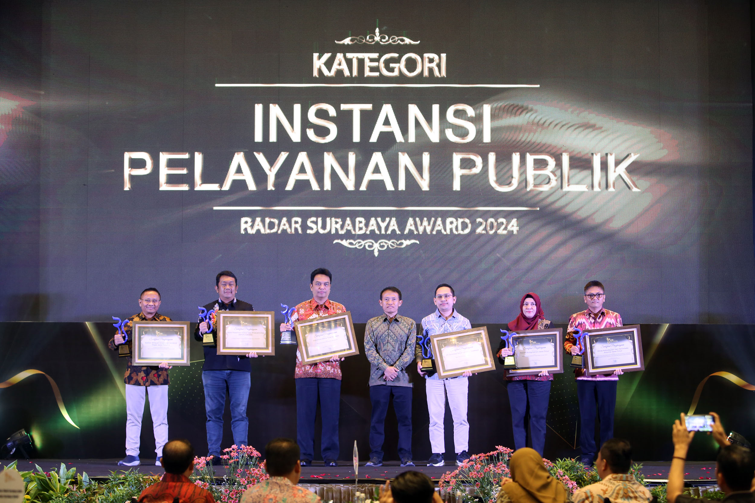 MEMBANGGAKAN: Deretan penerima penghargaan Radar Surabaya Awards 2024 dengan kategori instansi pelayanan publik. (ANDY SATRIA/RADAR SURABAYA)