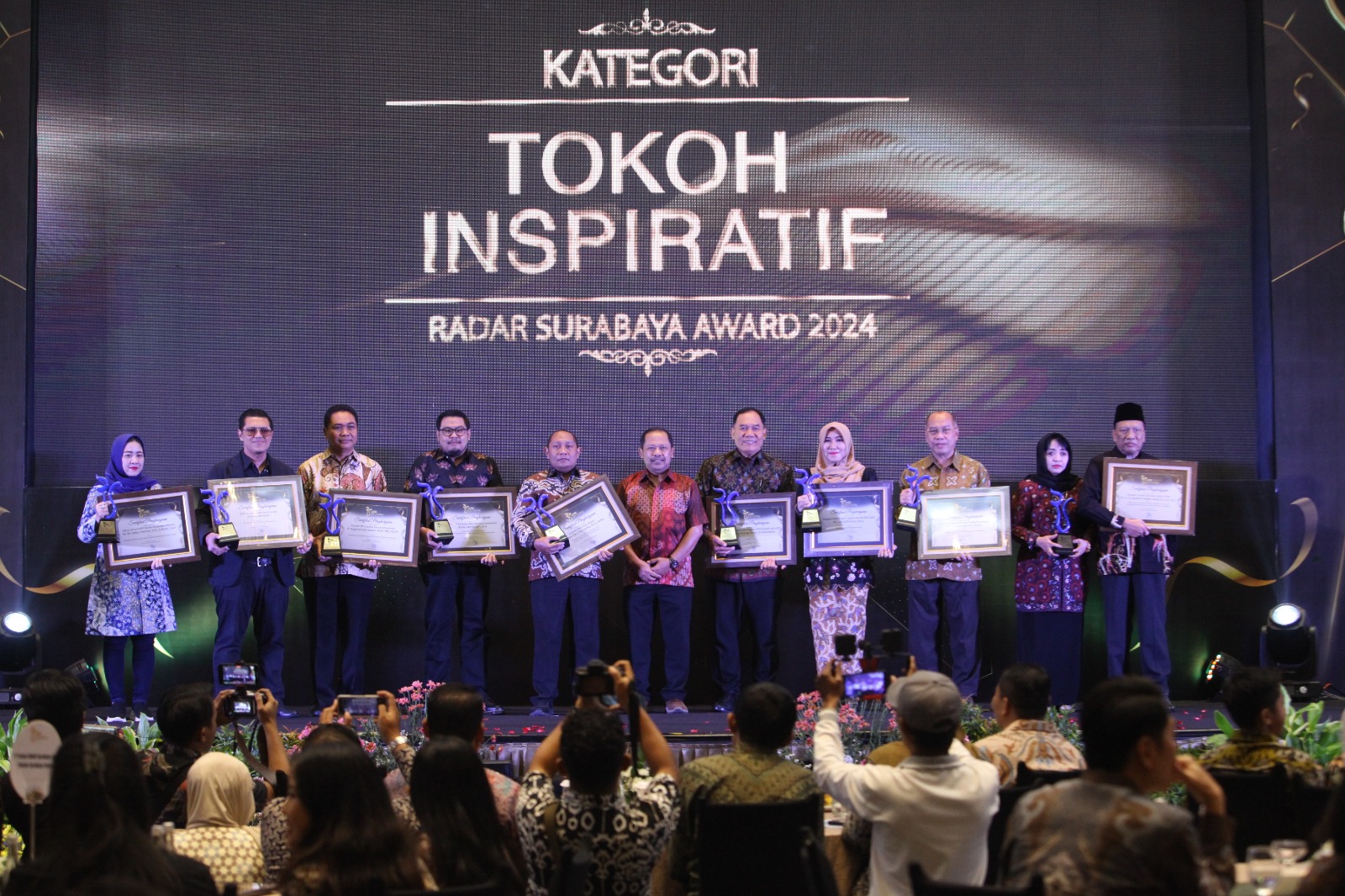 TOKOH : Ning Tiwi bersama para peraih penghargaan kategori tokoh inspiratif.