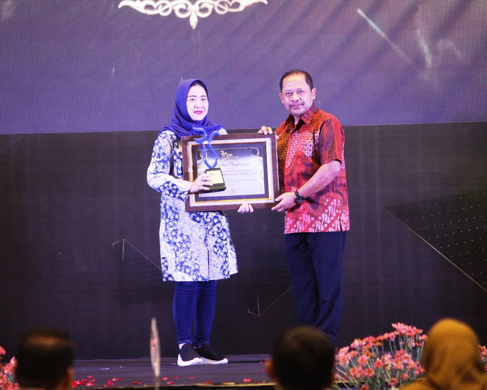 INSPIRATIF : Hj. Sri Setyo Pertiwi, S.Kom raih penghargaan Radar Surabaya&nbsp;Award.&nbsp; &nbsp;