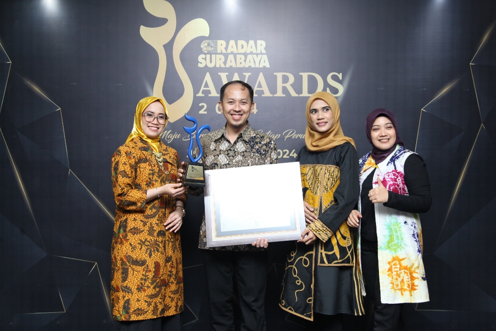 KOMPAK : Direktur RSU Anwar Medika dr. Achmad Yudi Arifiyanto, M.Kes bersama tim usai mendapatkan penghargaan Radar Surabaya Award. (SURYANTO/RADAR SURABAYA)
