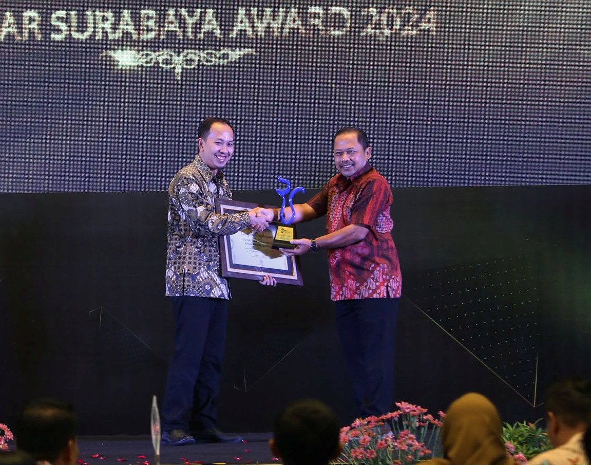 Direktur RSU Anwar Medika dr. APRESIASI : Achmad Yudi Arifiyanto, M.Kes (kiri)  menerima penghargaan dari Direktur Radar Surabaya Lilik Widyantoro. (SURYANTO/RADAR SIDOARJO)