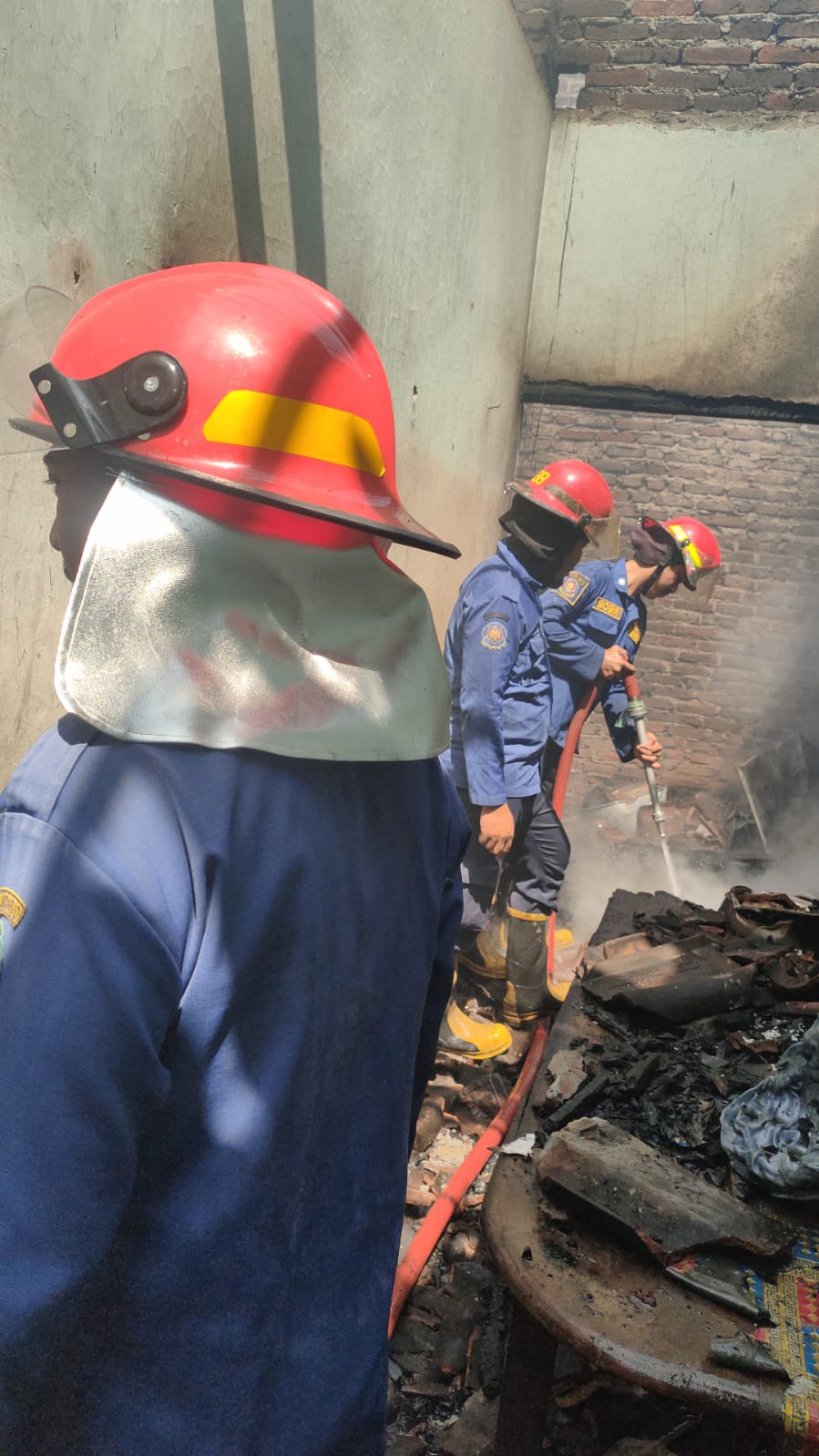 DISIRAM : Petugas damkar berupaya memadamkan api di Krembung, Minggu (14/7). (IST)