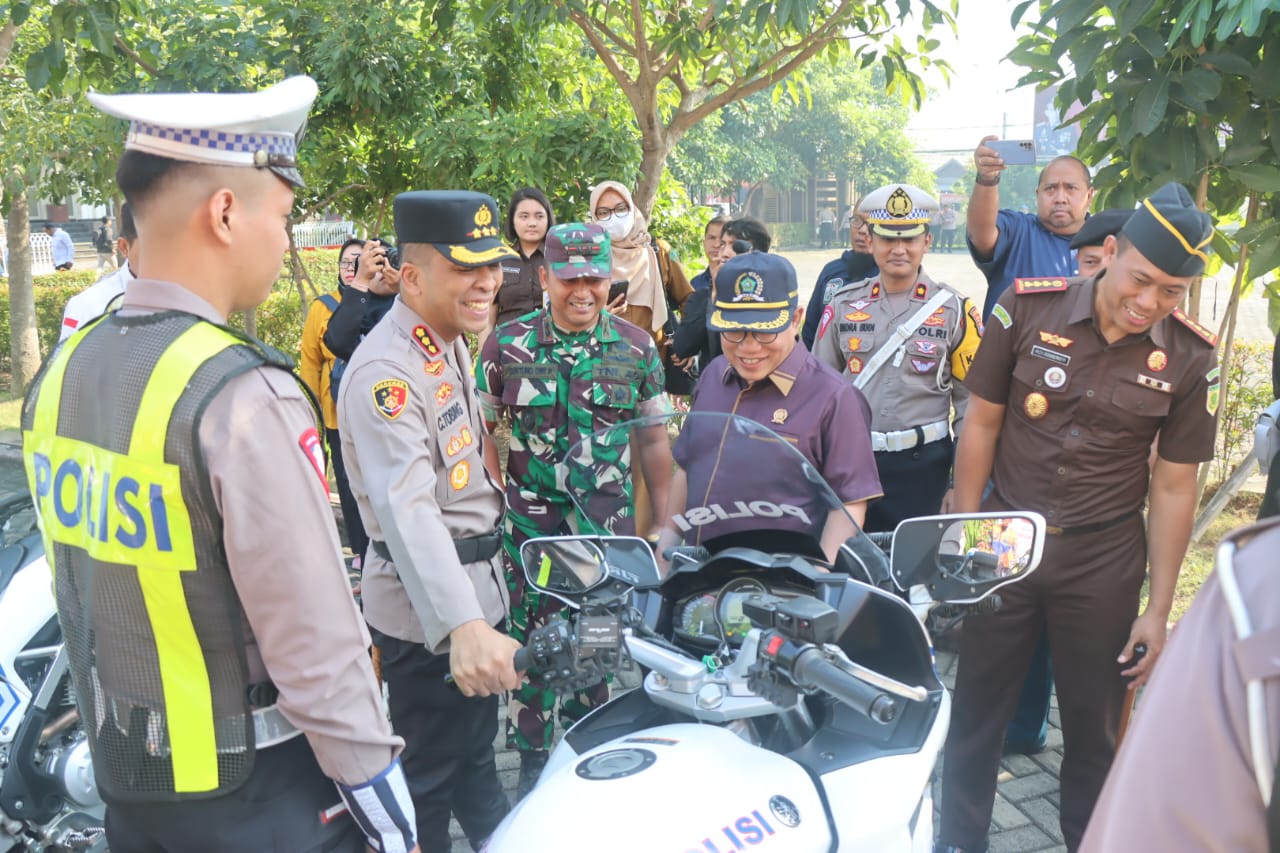 OPERASI : Kapolresta Sidoarjo Kombes Pol Christian Tobing mengecek ranmor di Mako Polresta Sidoarjo, Senin, (15/7). (DIKY PUTRA SANSIRI/RADAR SIDOARJO)