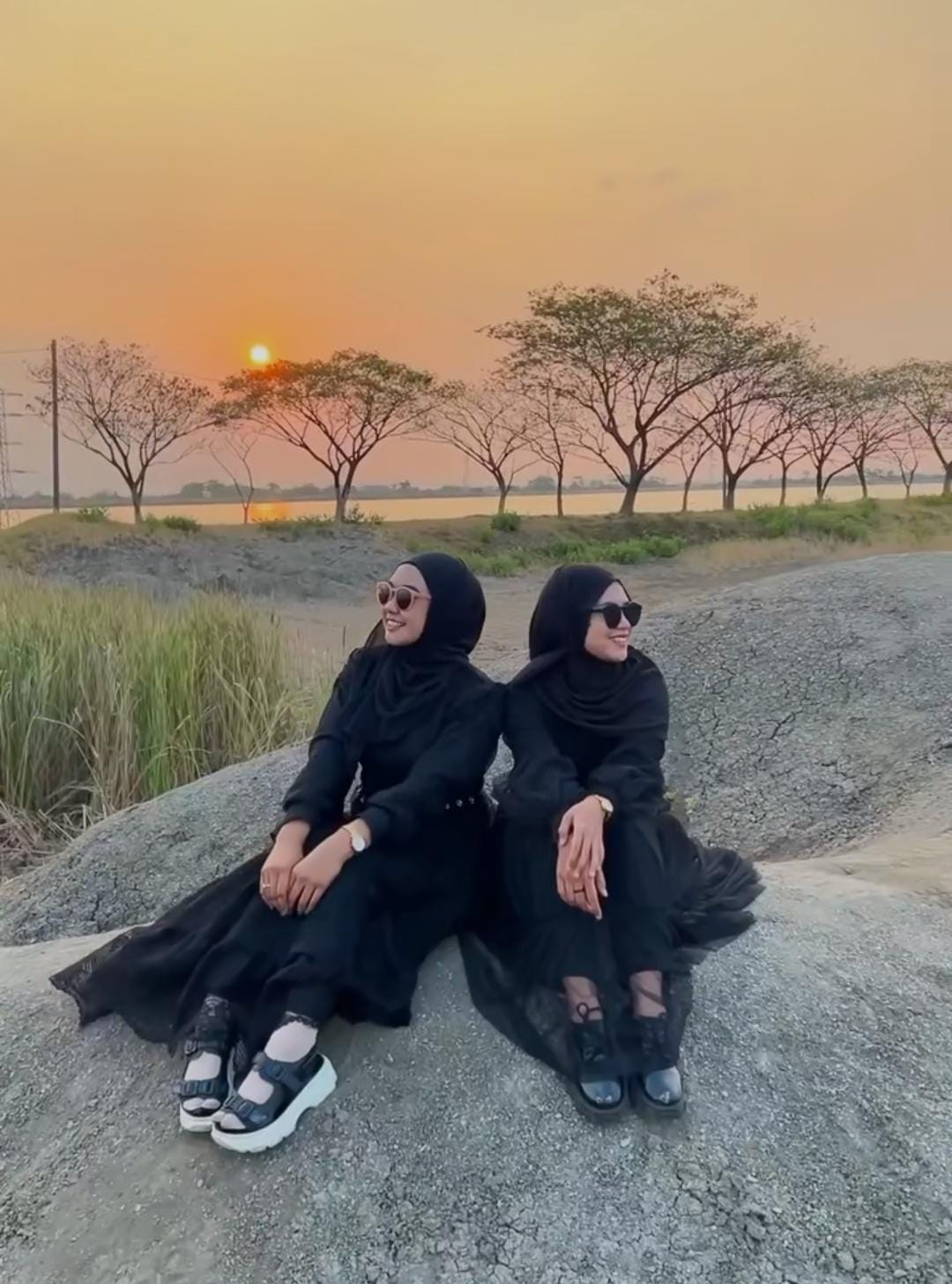 ANAK SENJA: Warga Sidoarjo menikmati suasana sunset dari tanggul lumpur. (TikTok/@wisatasidoarjo)