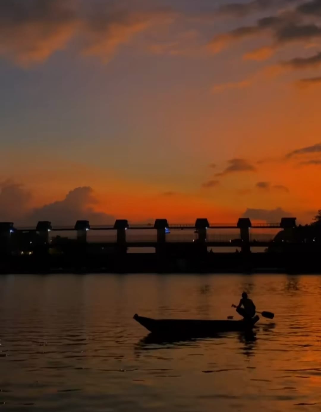 INSTAGRAMABLE: Suasana matahari terbenam di bendungan rolak songo, Tarik. (TikTok/@wisatasidoarjo)
