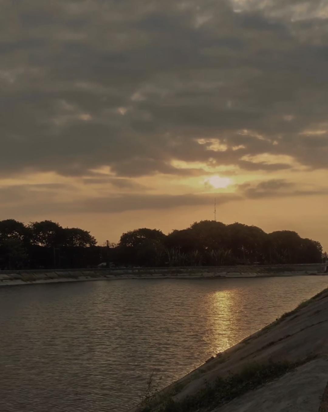 BARU: Waduk di Porong juga memiliki suasana senja yang cantik. (TikTok/@mams_niin)