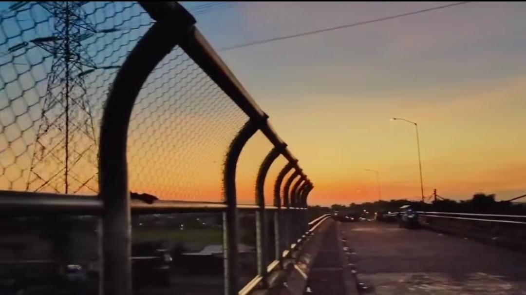 UNIK: Menikmati sunset dari atas jembatan tol di arteri Porong. (TikTok/@hendra_ristianto)