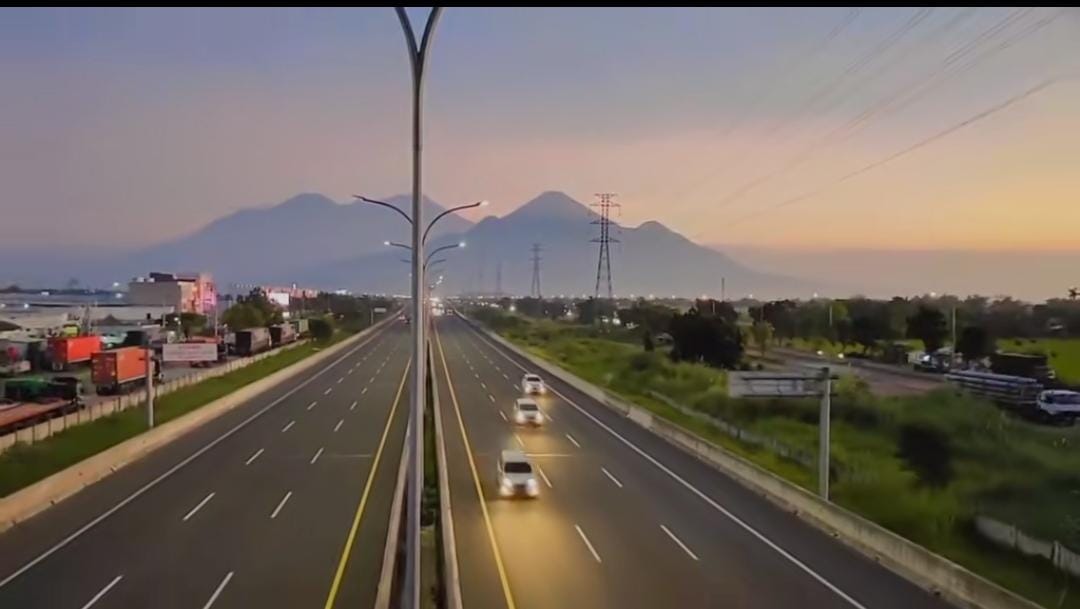 CANTIK: Pemandangan sunset dari atas jalan tol di arteri Porong, Sidoarjo. (TikTok/@hendra_ristianto)