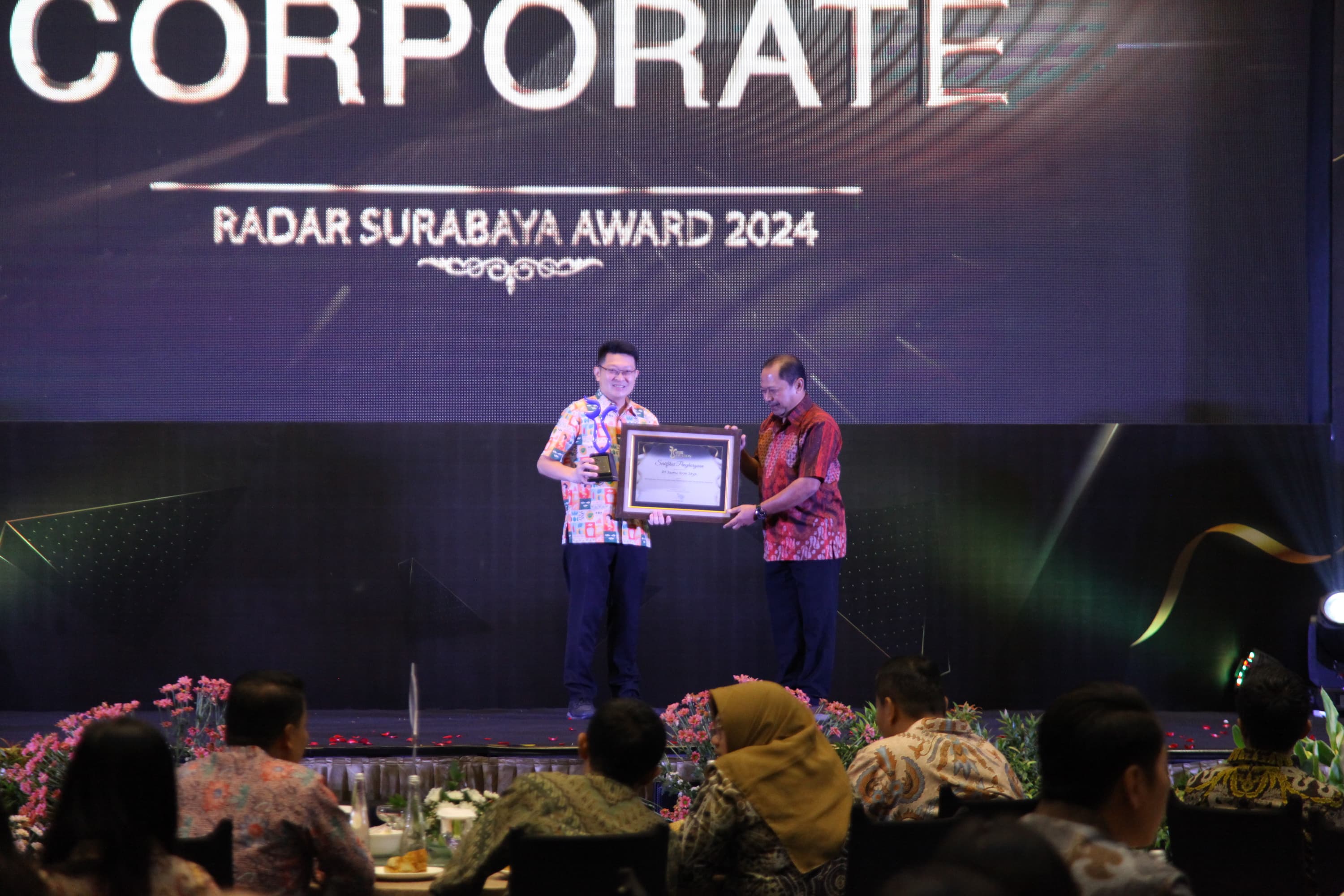 Stephen Walla (kiri) Direktur Utama PT Jamu Iboe Jaya saat menerima penghargaan kategori Perusahaan Jamu yang Berhasil Beradaptasi dari Generasi ke Generasi dalam acara Radar Surabaya Award 2024.