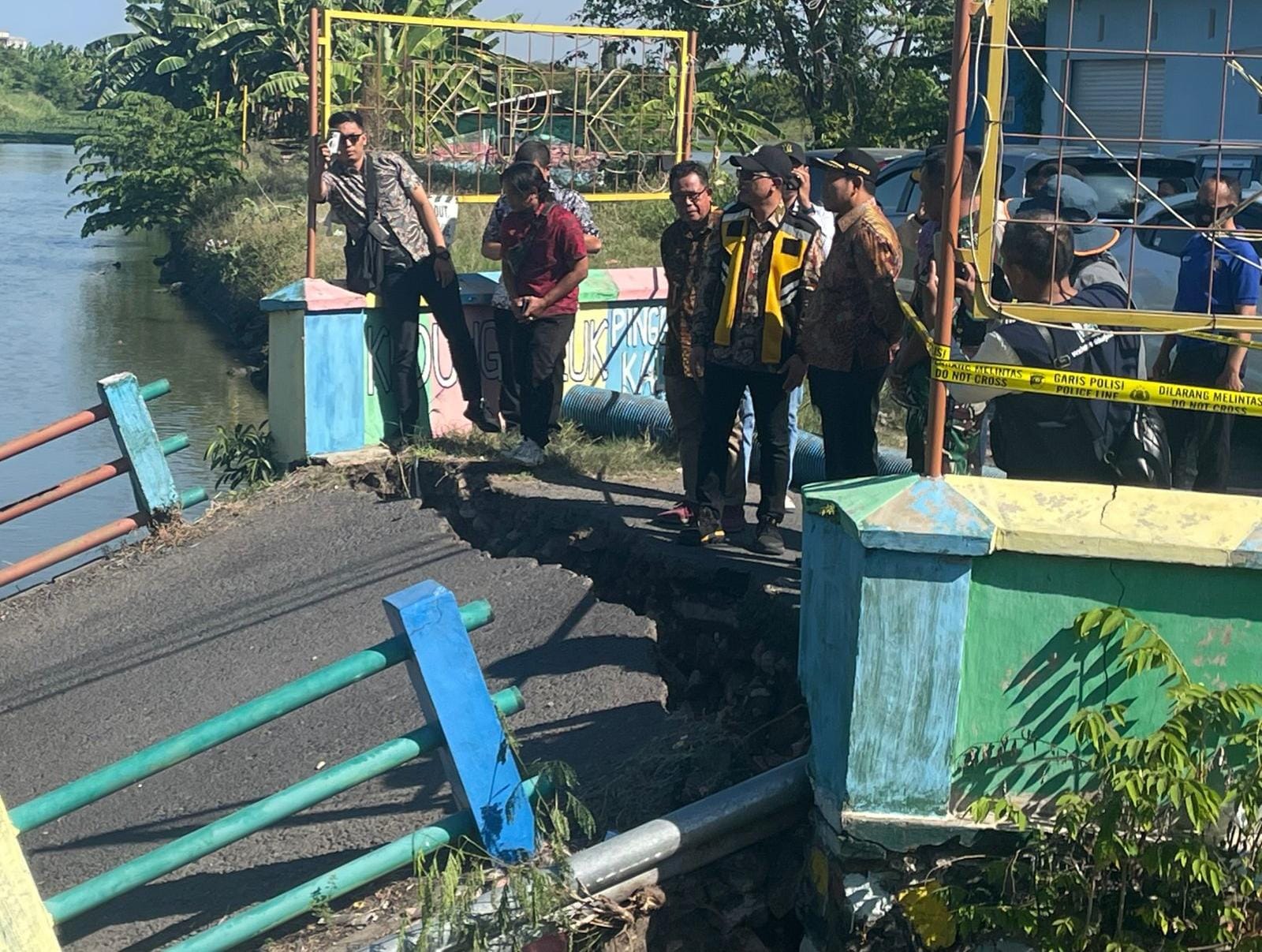 BERI SOLUSI : Plt Bupati Sidoarjo Subandi saat meninjau jembatan Desa Kedungpeluk yang ambrol. (DIKY PUTRA SANSIRI/RADAR SIDOARJO)