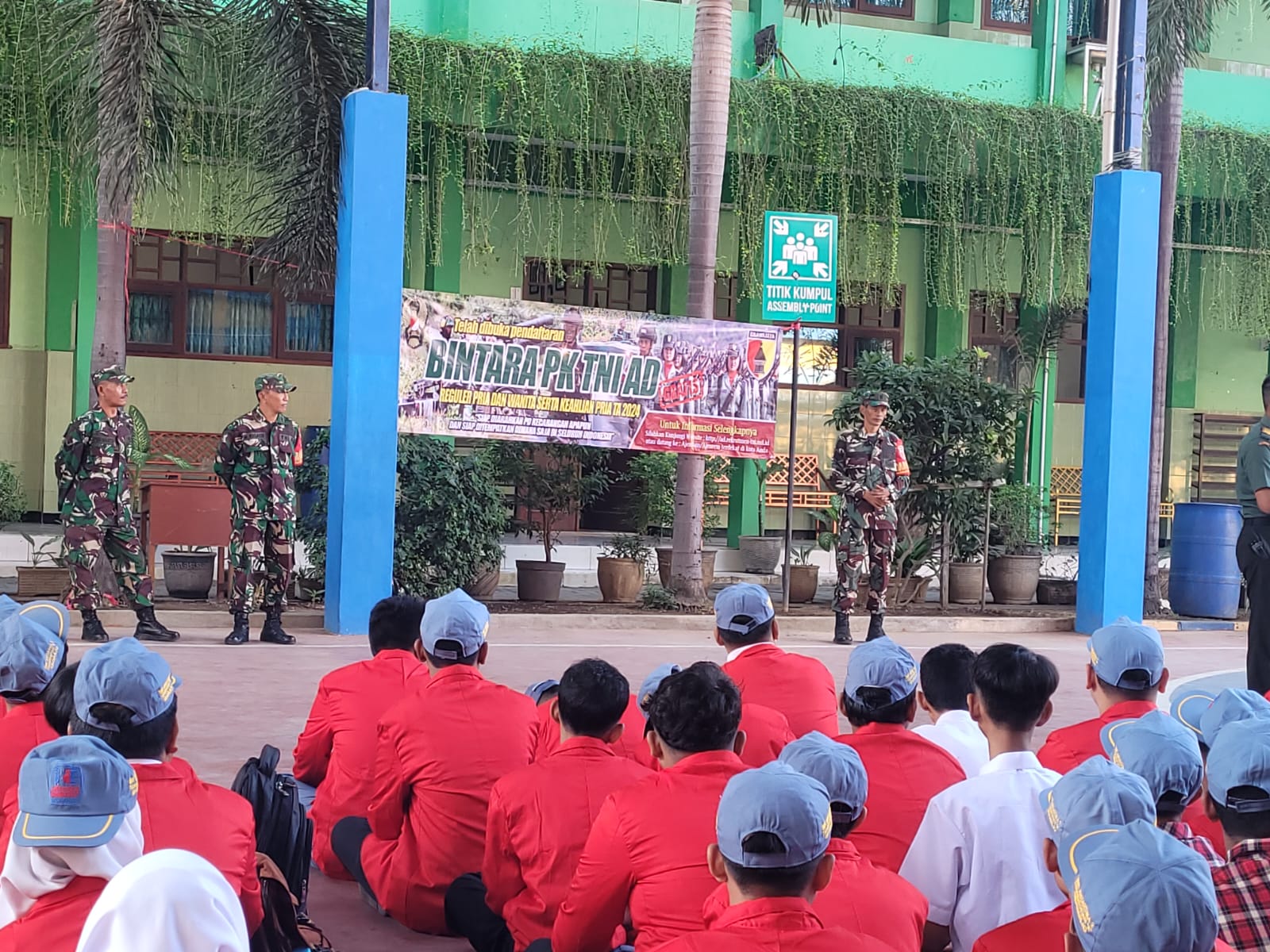 BIMBINGAN: Siswa kelas X SMA Antartika 2 Sifoarjo secara bergelombang mendapatkan materi pendidikan karakter dari koramil 0816/03 Buduran. (ANAS/RADAR SIDOARJO)