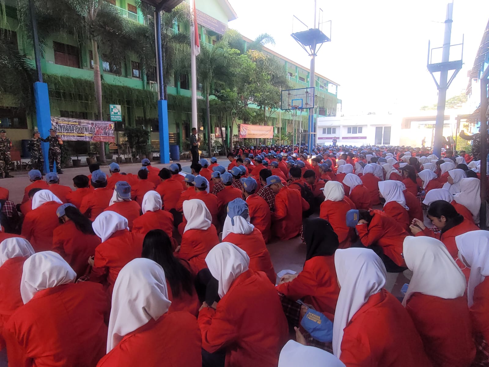 RAPI: Siswa baru  SMK Antartika 2 Sidoarjo mengikuti  kegiatan MPLS. (ANAS/RADAR SIDOARJO)