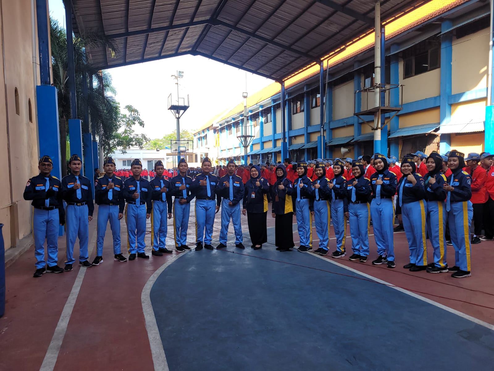 KOMPAK: Tim marching band SMK Antartika 2 Sidoarjo mengiringi upacara bendera selama kegiatan MPLS. (ANAS/RADAR SIDOARJO)