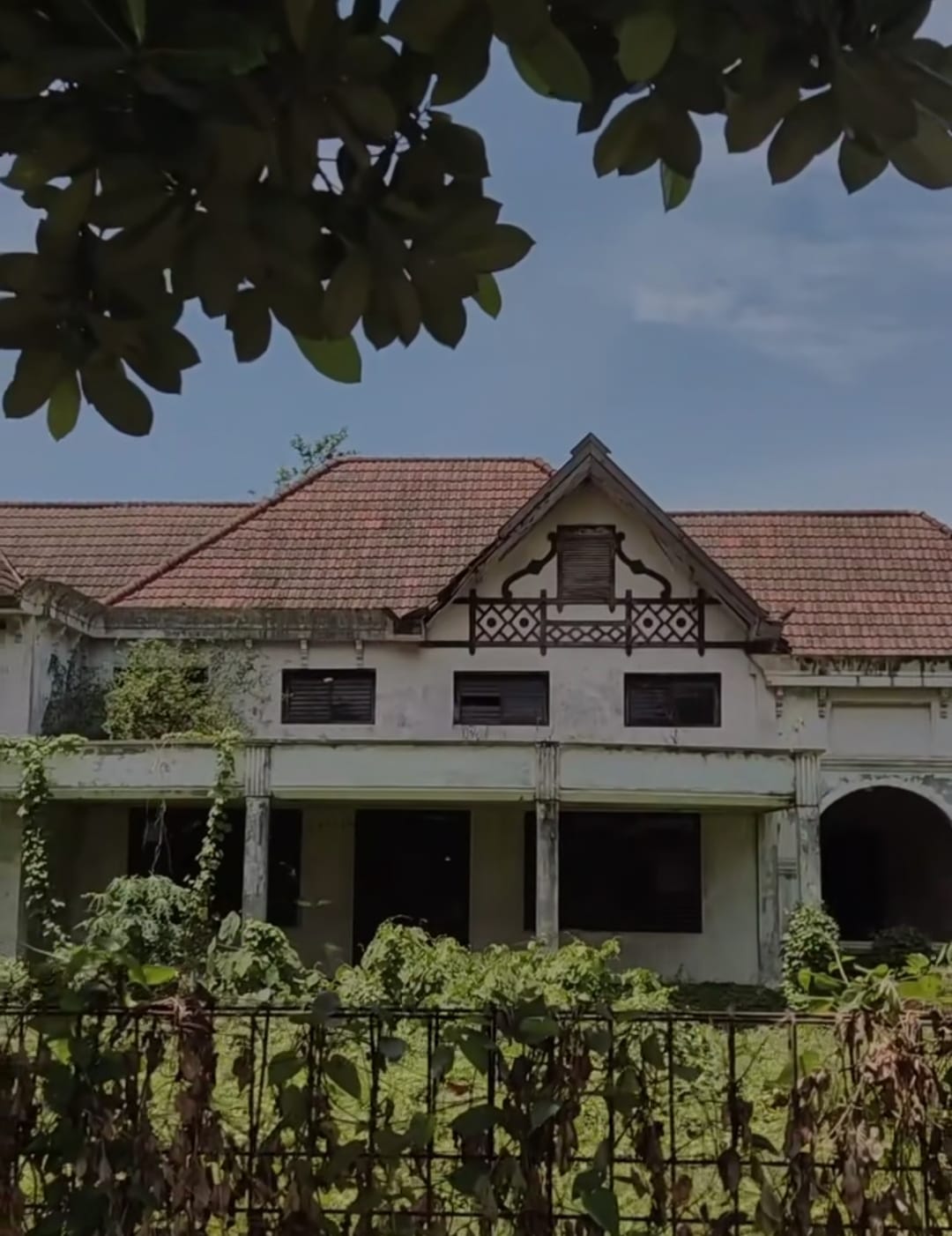 ANGKER: Bangunan tua di tepi jalan raya Tanggulangin, Sidoarjo. (TikTok/jadimaukemana)
