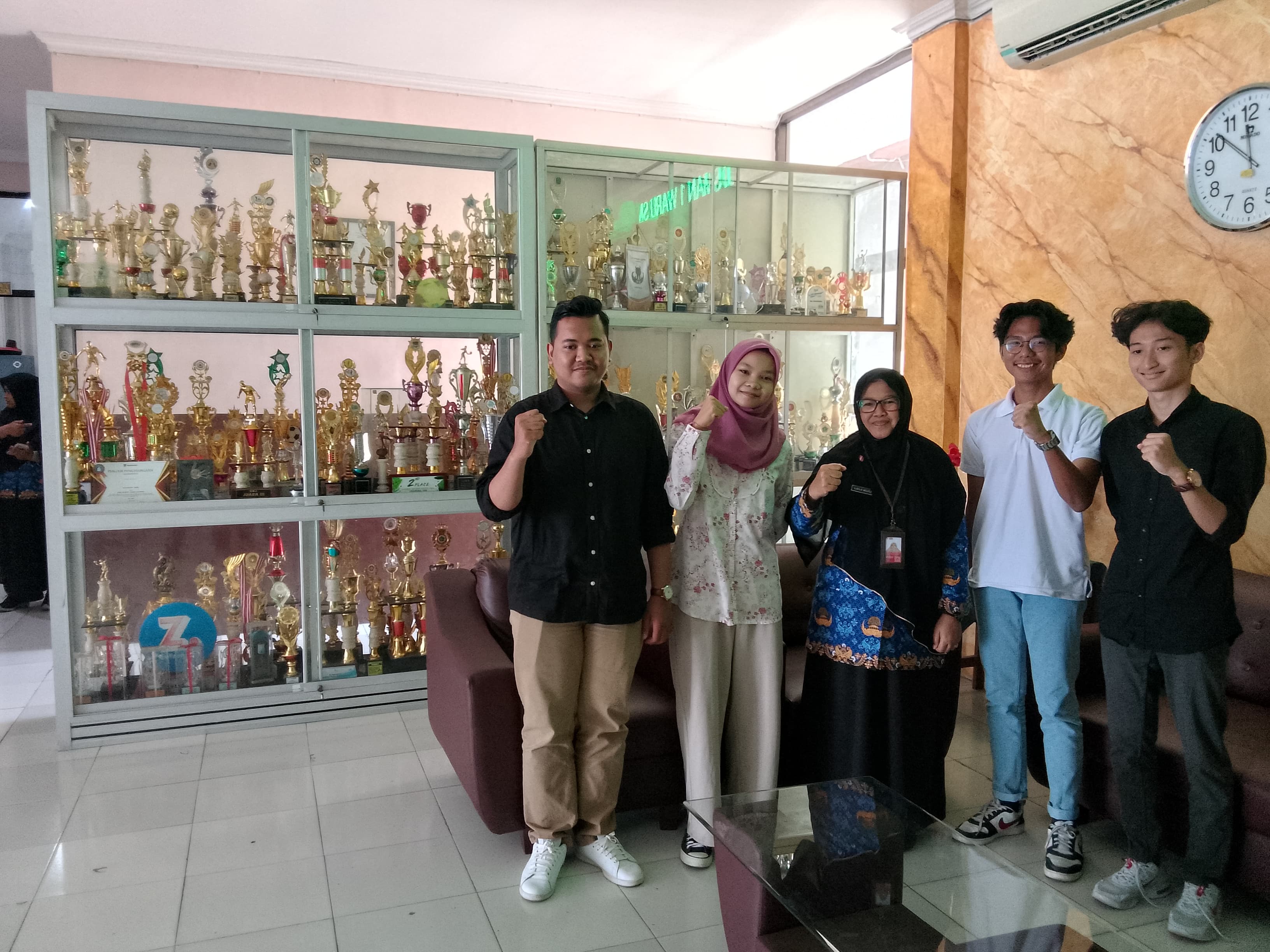 BERPRESTASI : Kepala SMAN 1 Waru Laila Mufida, S.Pd., M.Pd (tengah) bersama dengan empat siswa yang berhasil masuk PTN 2024. (DIKY PUTRA SANSIRI/RADAR SIDOARJO)  &nbsp;
