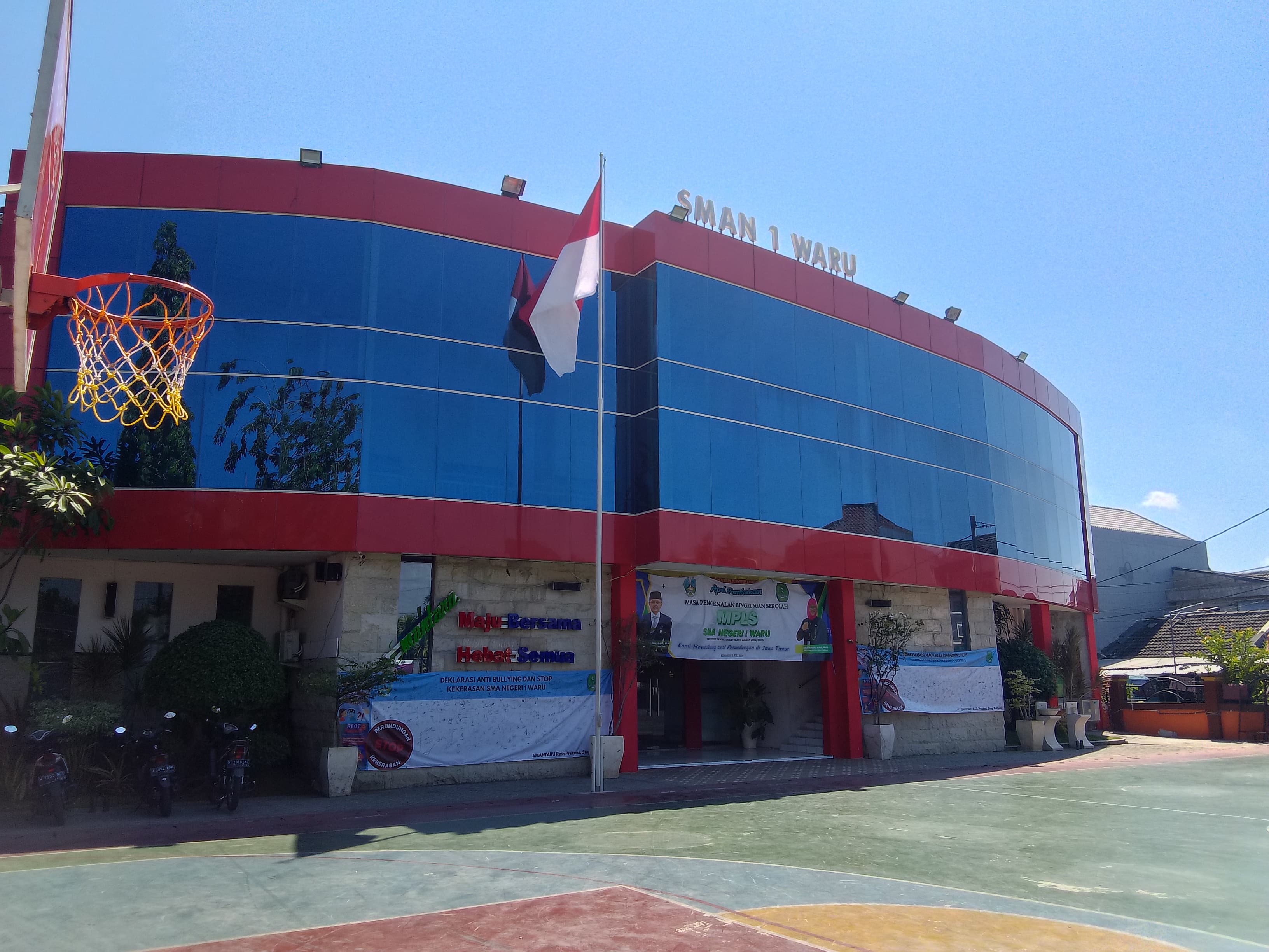 BERPRESTASI : Gedung SMAN 1 Waru Sidoarjo.(DIKY PUTRA SANSIRI/RADAR SIDOARJO)