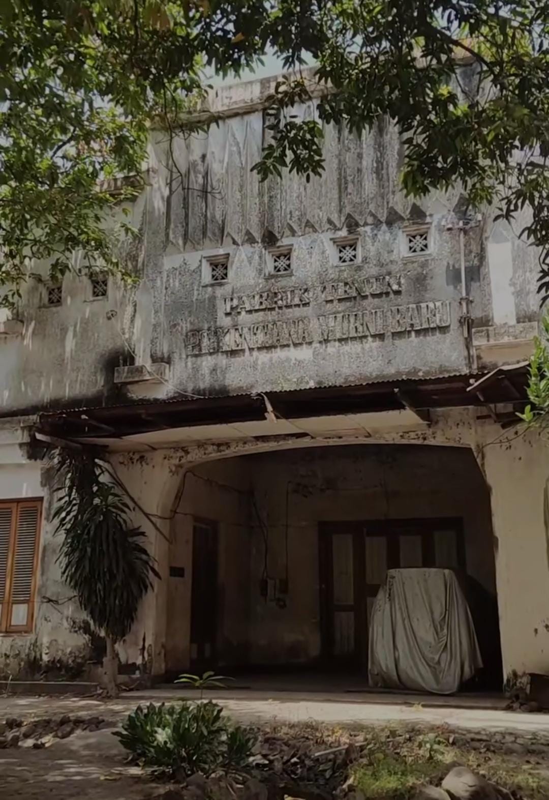 KOSONG: Tampak depan bangunan tua di Tanggulangin, Sidoarjo. (TikTok/jadimaukemana)