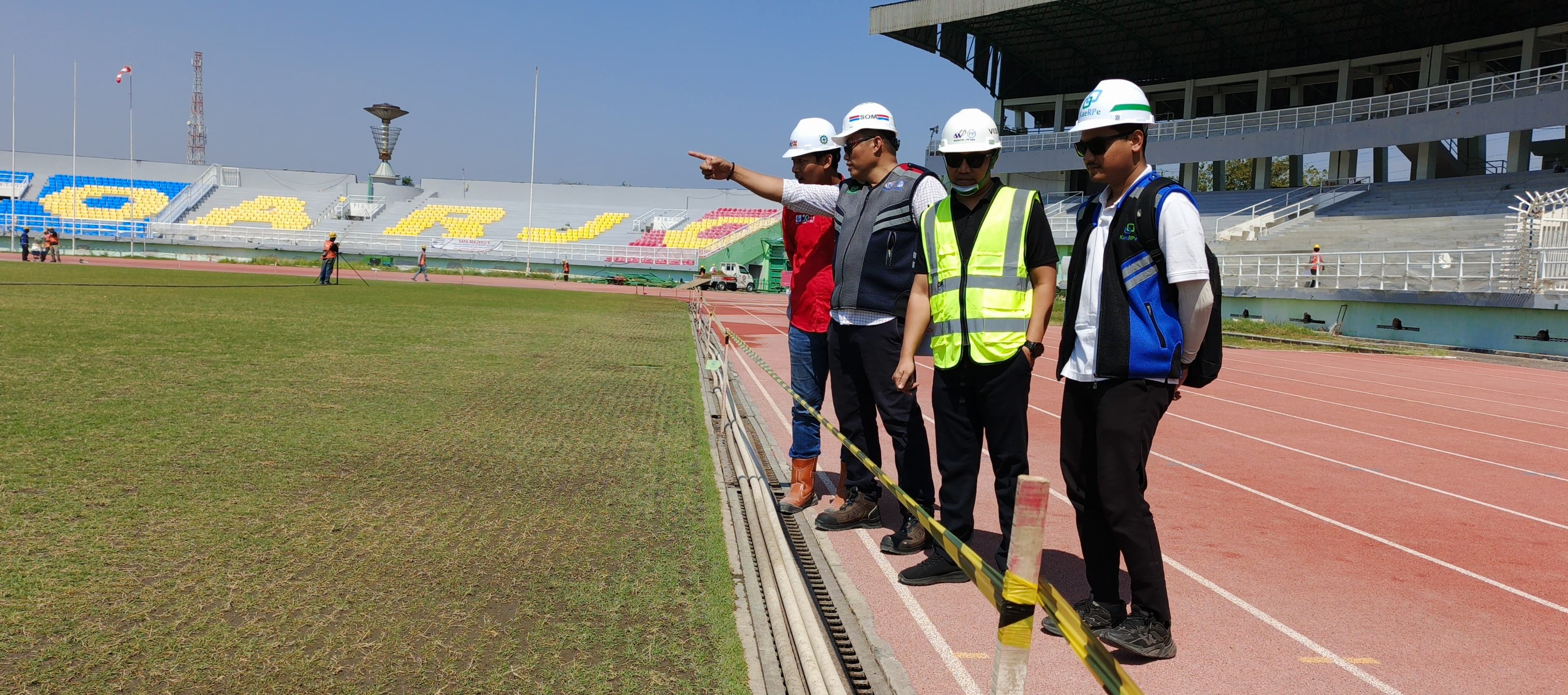 BERKUALITAS: Penampakan rumput baru Stadion Gelora Delta Sidoarjo. (M SAIFUL ROHMAN/RADAR SIDOARJO)
