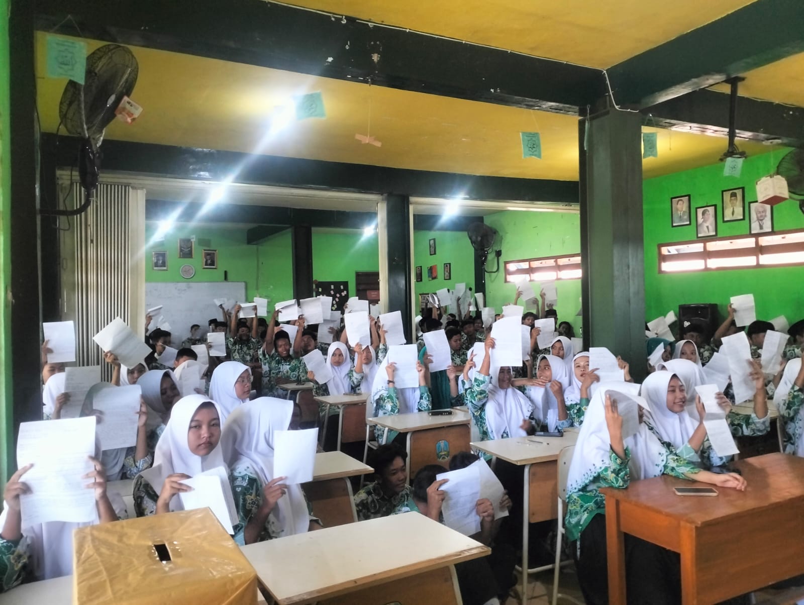 SEMANGAT: Para Siswa SMK YPM 7 Tarik  sangat antusias dalam proses pembuatan surat terbuka untuk Bupati dan Presiden. (ANAS /RADAR SIDOARJO)