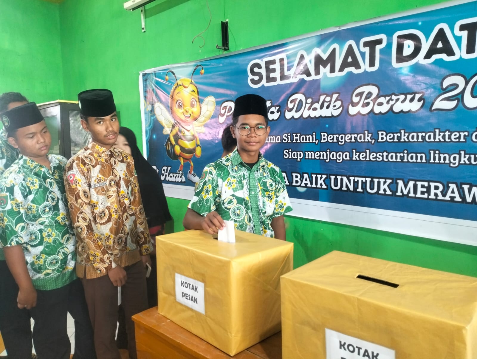 CONTOH: Siswa SMK YPM 7 Tarik mengumpulkan surat terbuka untuk Bupati, Gubernur dan Presiden. (ANAS /RADAR SIDOARJO)