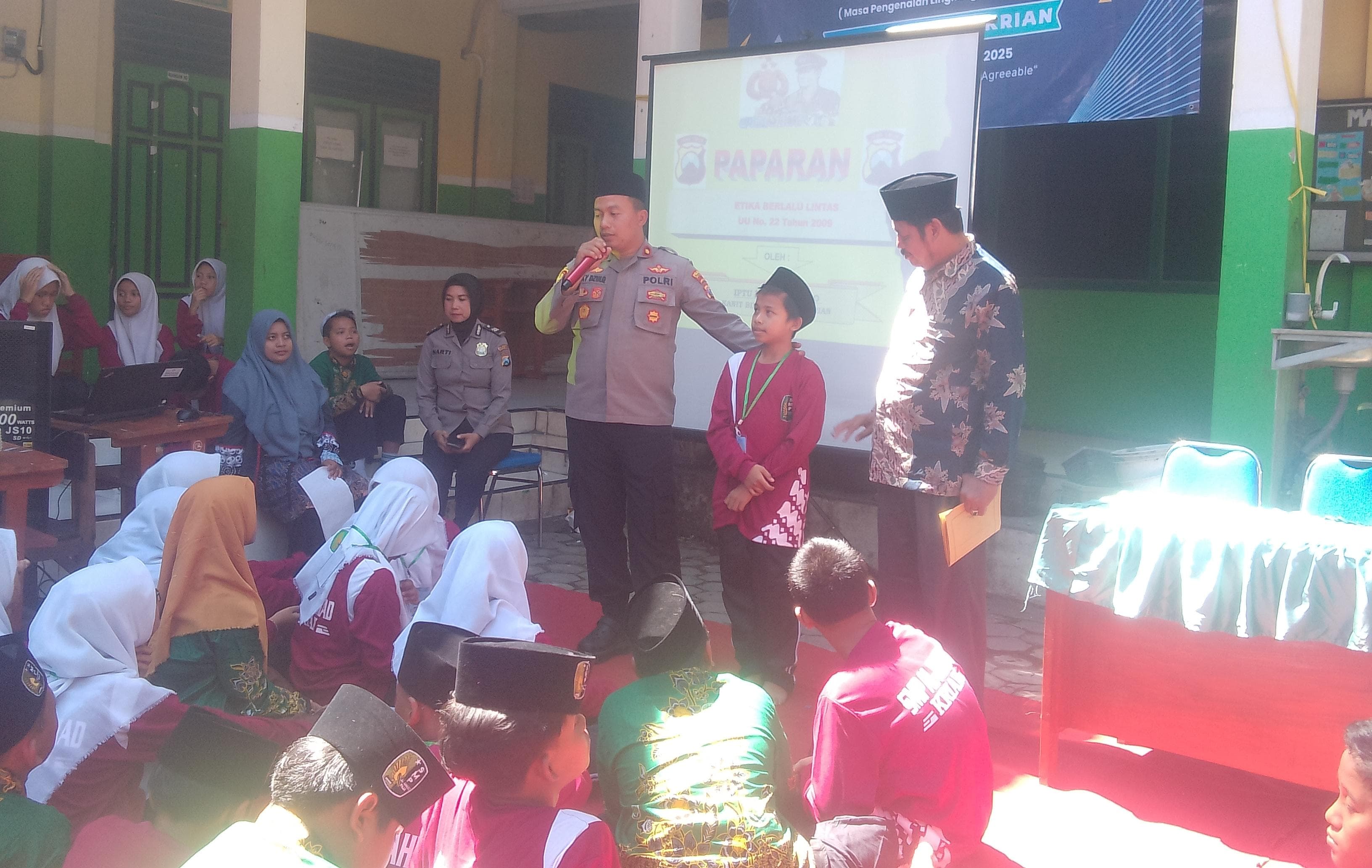 PEMAHAMAN : Kapolsek Krian Kompol Daky Dzul Qornain memberikan edukasi di Krian, Kamis, (18/7). (DIKY PUTRA SANSIRI/RADAR SIDOARJO)