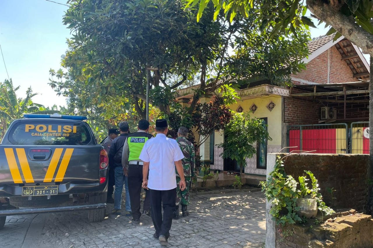 EVAKUASI : Tiga perempuan dijemput mobil polisi di Sukodono, Sidoarjo. (DIKY PUTRA SANSIRI/RADAR SIDOARJO)