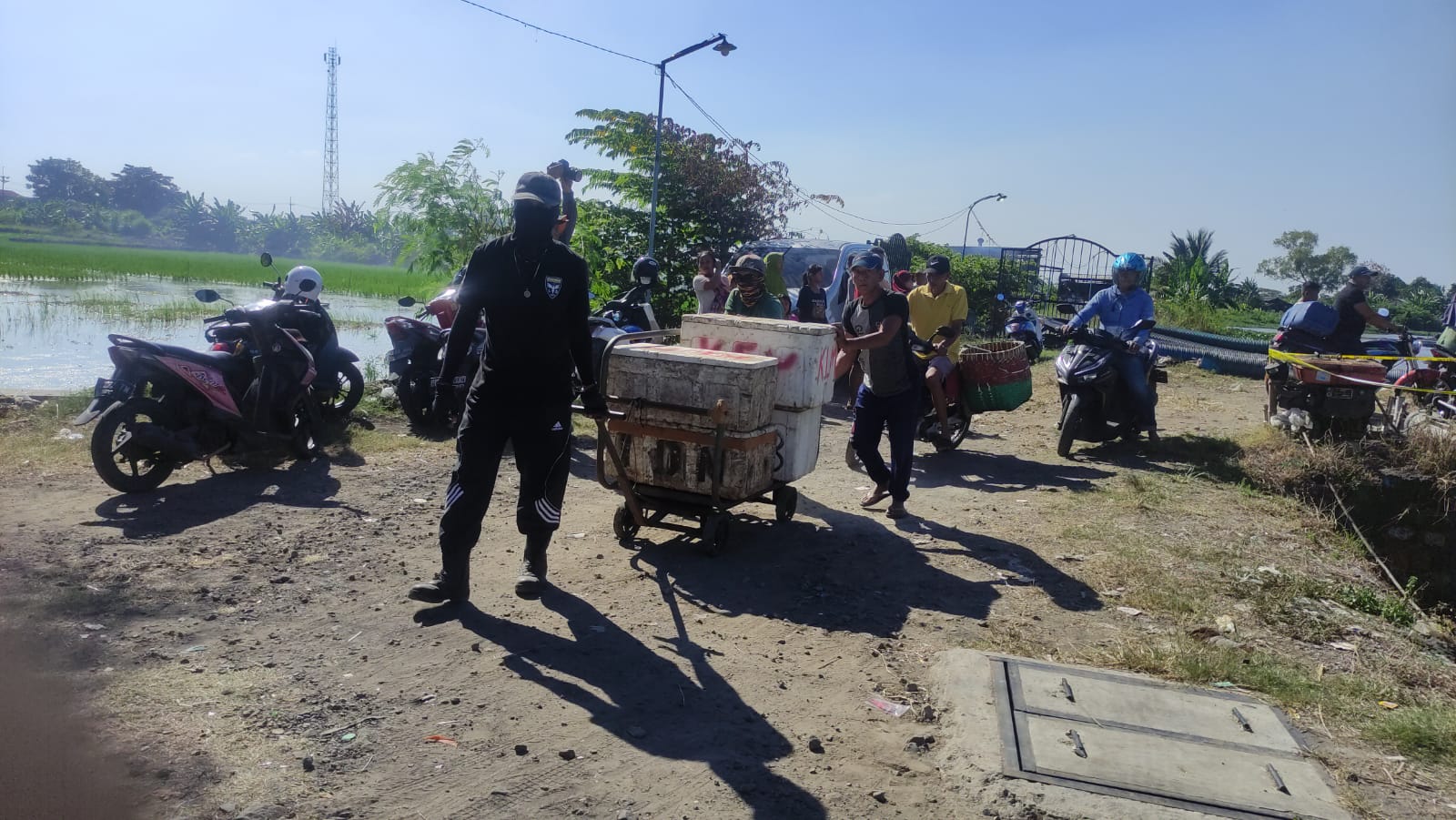 DIOPER : Hasil panen tambak didorong menggunakan geledekan. (DIKY PUTRA SANSIRI/RADAR SIDOARJO)  &nbsp;