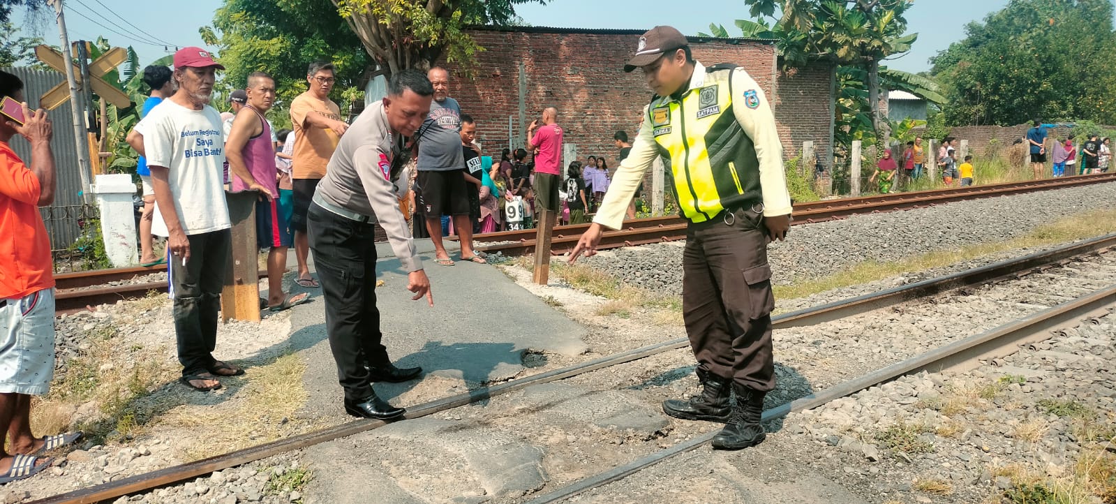 NAHAS : Lokasi korban tertabrak kereta api di Krian, Minggu (21/7). (IST)