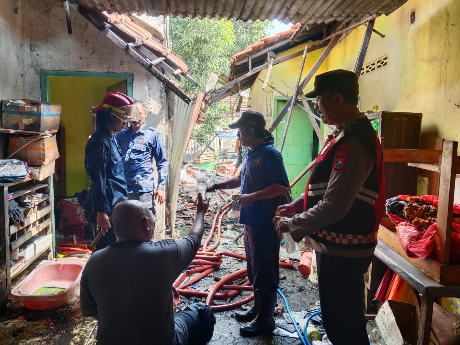 HANGUS : Kondisi rumah di Desa Pekarungan, Sukodono usai terbakar, Minggu (21/7). (DIKY PUTRA SANSIRI/RADAR SIDOARJO)