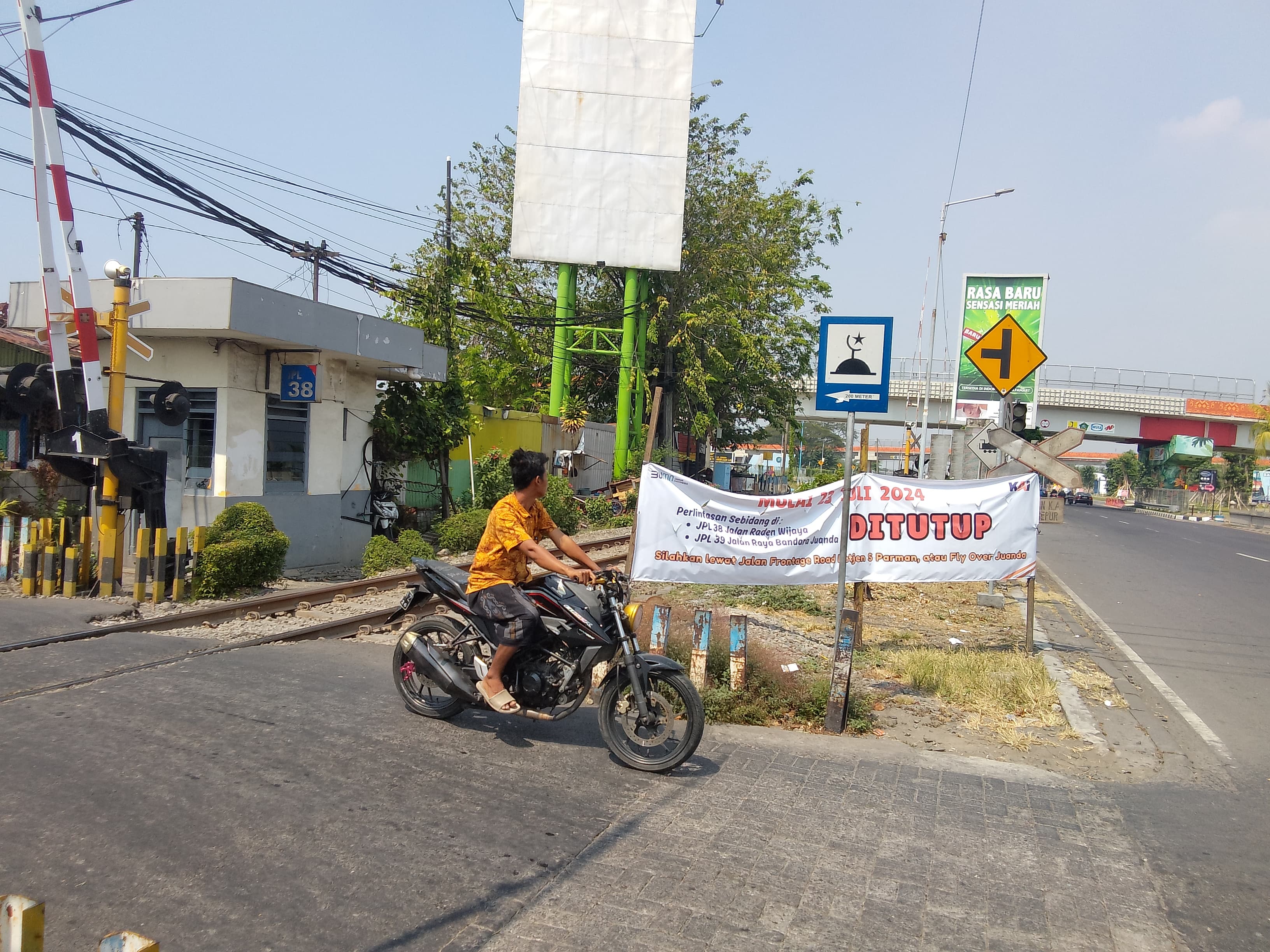 PERSIAPAN : Perlintasan sebidang JPL 38 yang akan ditutup mulai, Selasa (23/7). (DIKY PUTRA SANSIRI/RADAR SIDOARJO)