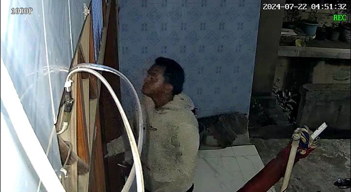 NEKAT : Wajah terduga pelaku pencurian di Desa Kalijaten, Taman terlihat jelas di CCTV. (IST)