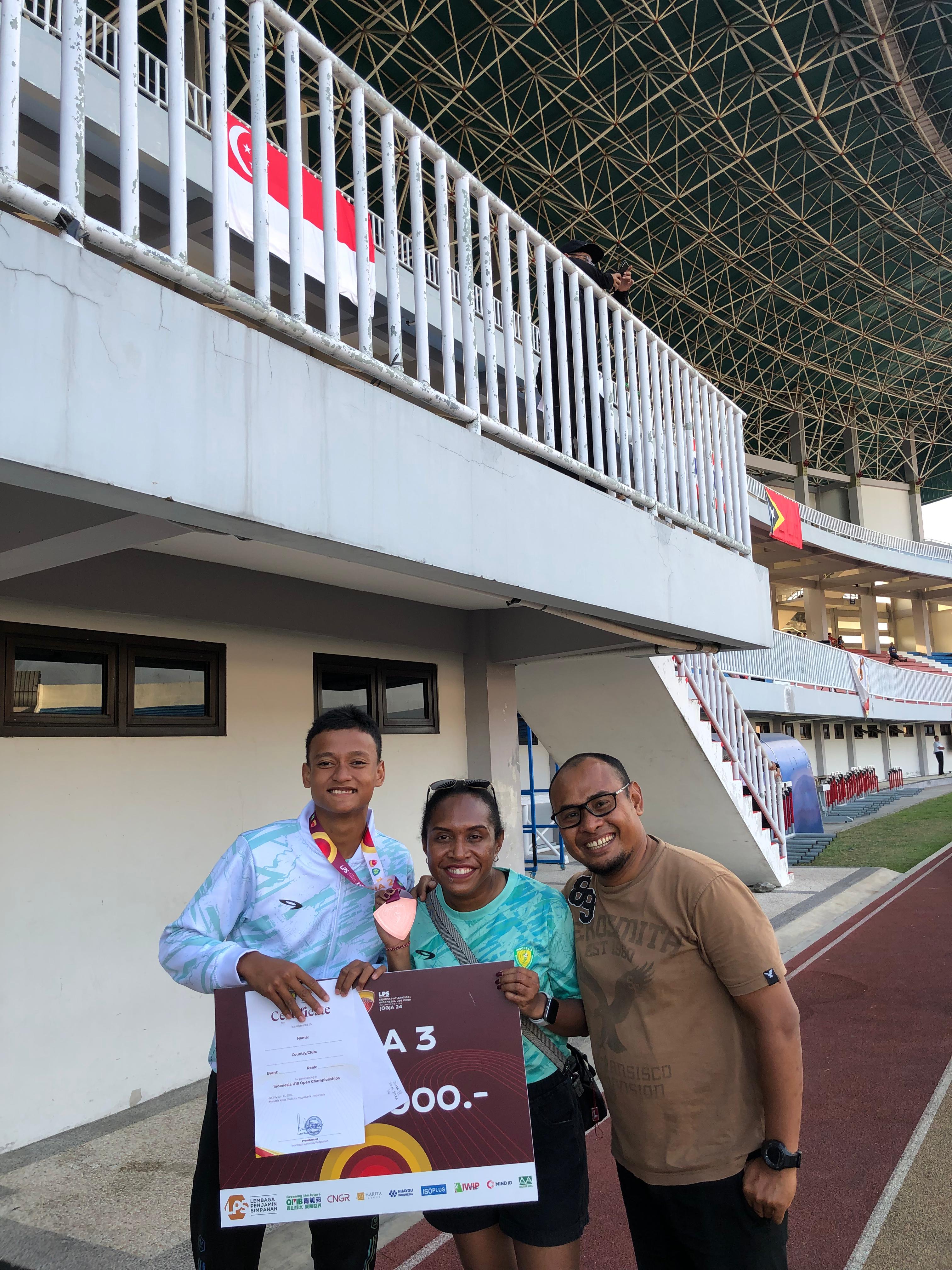 HEBAT: Atlet asal Sidoarjo, Achmad Febrian Dwi Wibowo (kiri) saat menerima medali dan piagam juara 3.