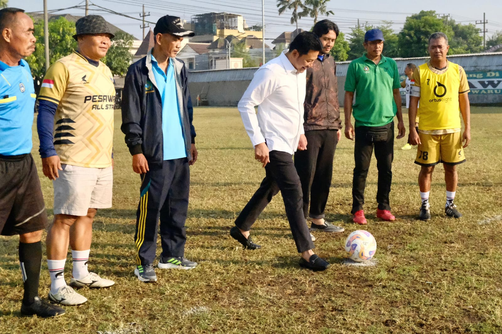 SIMBOLIS : Plt Bupati Sidoarjo Subandi saat akan menendang bola sebagai pembukaan liga sepak bola di Waru. (IST)