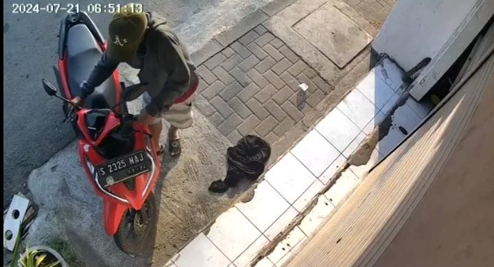 GERAK CEPAT : Terduga pelaku pencurian motor di Wadungasri, Waru terekam CCTV. (IST)