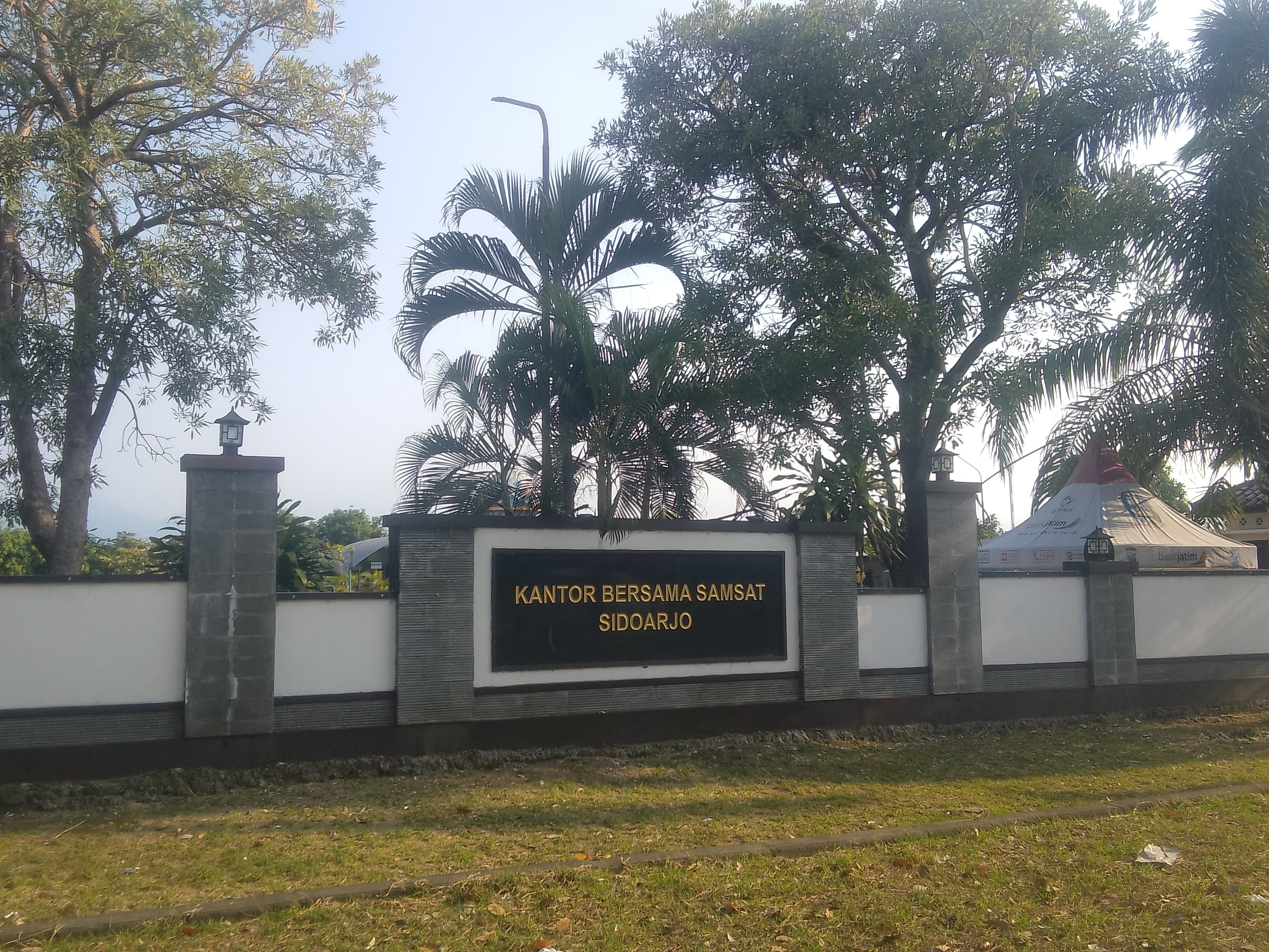 PEMUTIHAN : Kantor Samsat Sidoarjo. (DIKY PUTRA SANSIRI/RADAR SIDOARJO)