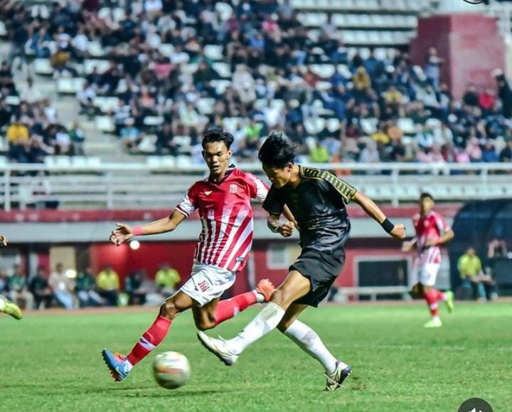 PERSIAPAN : Tim Deltras Sidoarjo (kaos merah) saat laga persahabatan melawan Persid Jember. (IST)