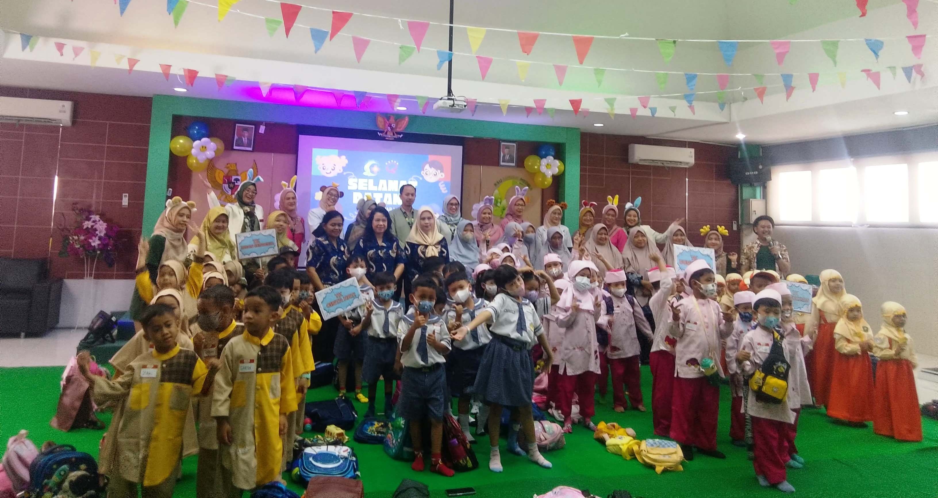 SEMANGAT : Direktur RSU Anwar Medika dr. Achmad Yudi Arifiyanto, M.Kes bersama anak-anak TK. (DIKY PUTRA SANSIRI/RADAR SIDOARJO)