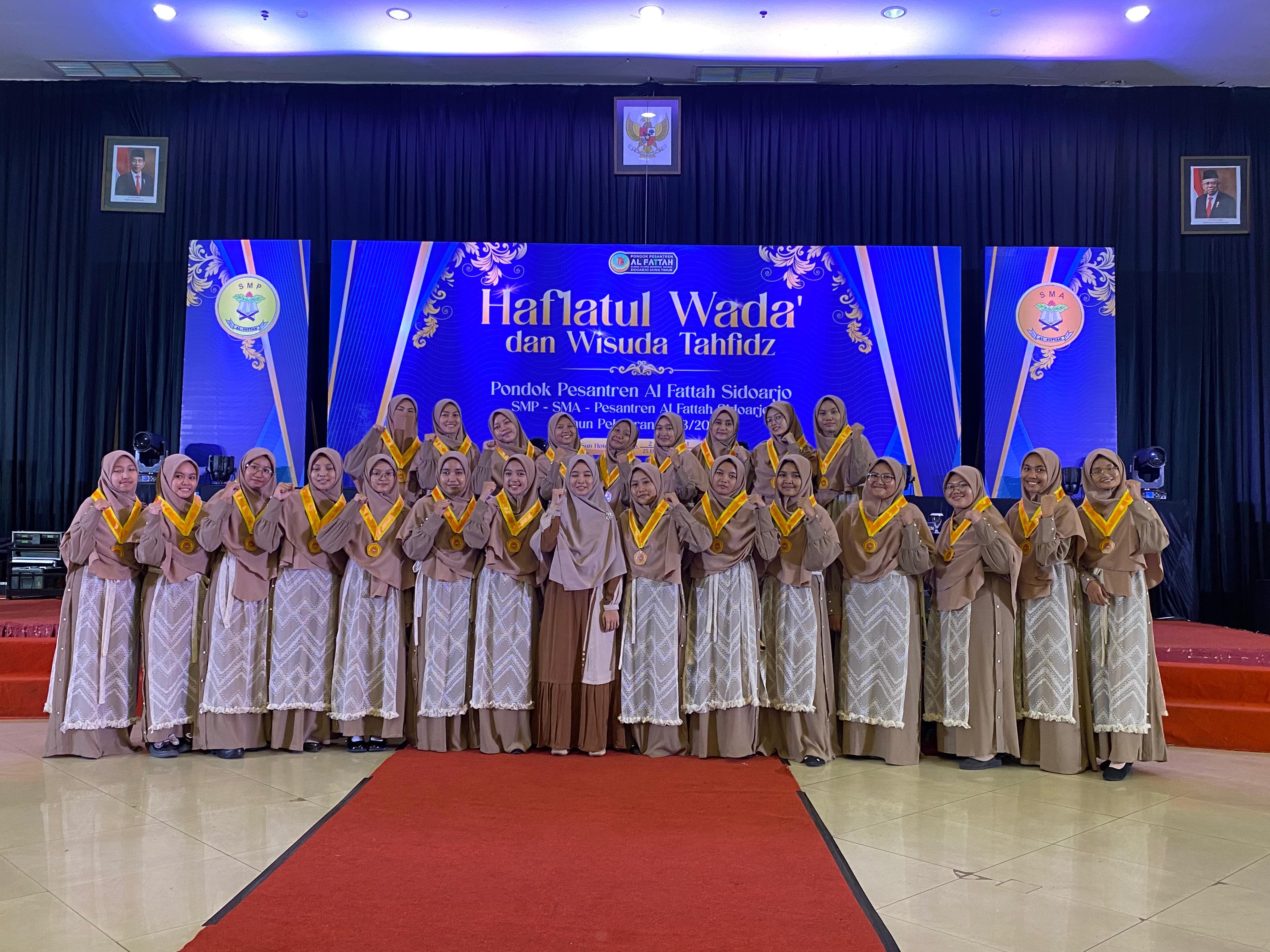 PRESTASI : Siswa SMA Al Fattah Sidoarjo masuk Perguruan Tinggi Negeri. (ANAS/RADAR SIDOARJO)