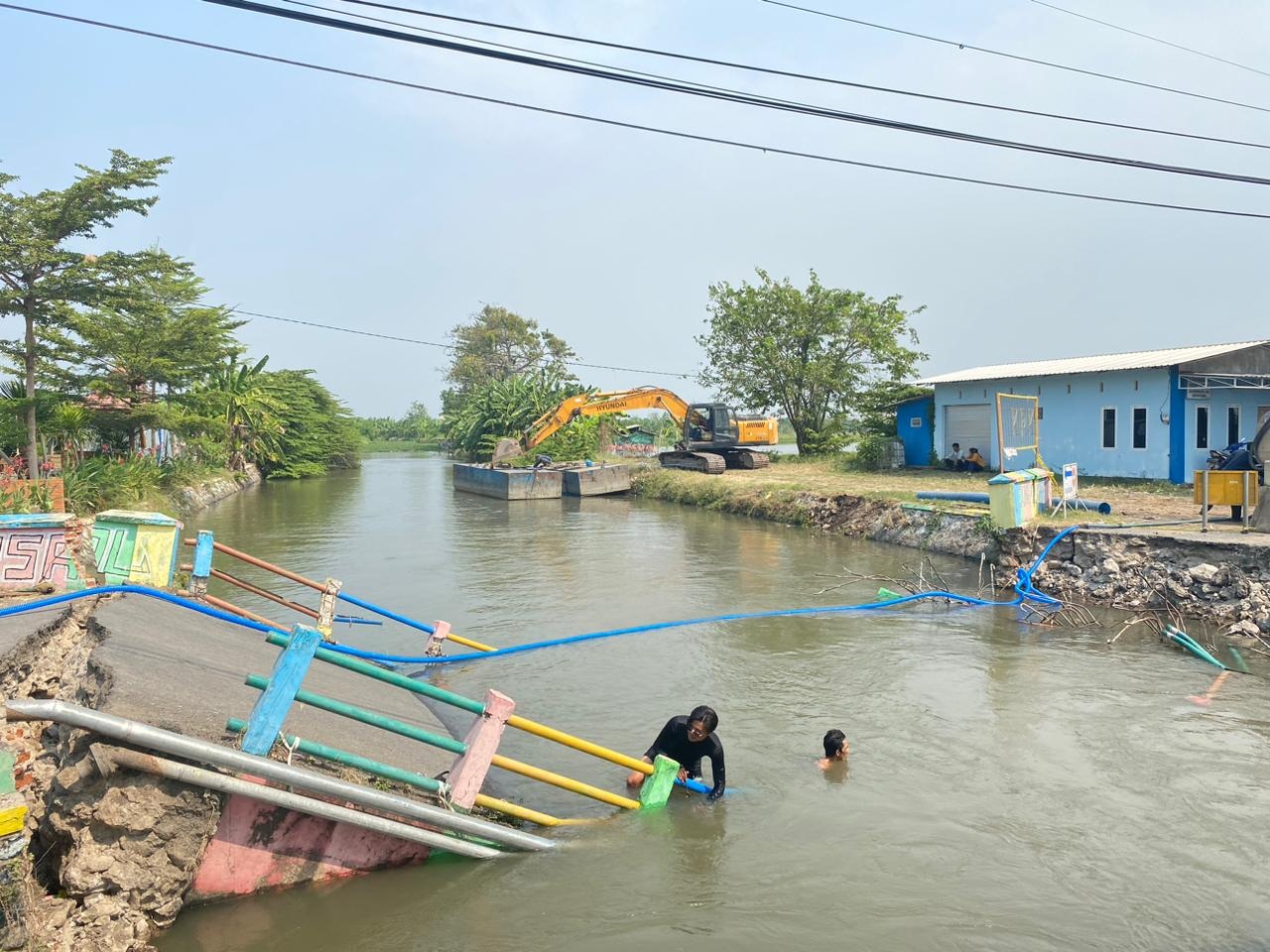 AKSES JALAN TERPUTUS : Penyiapan kondisi di lokasi jembatan yang ambrol di Desa Kedungpeluk sedang dilakukan. (FOTO HUMAS KOMINFO)  &nbsp;