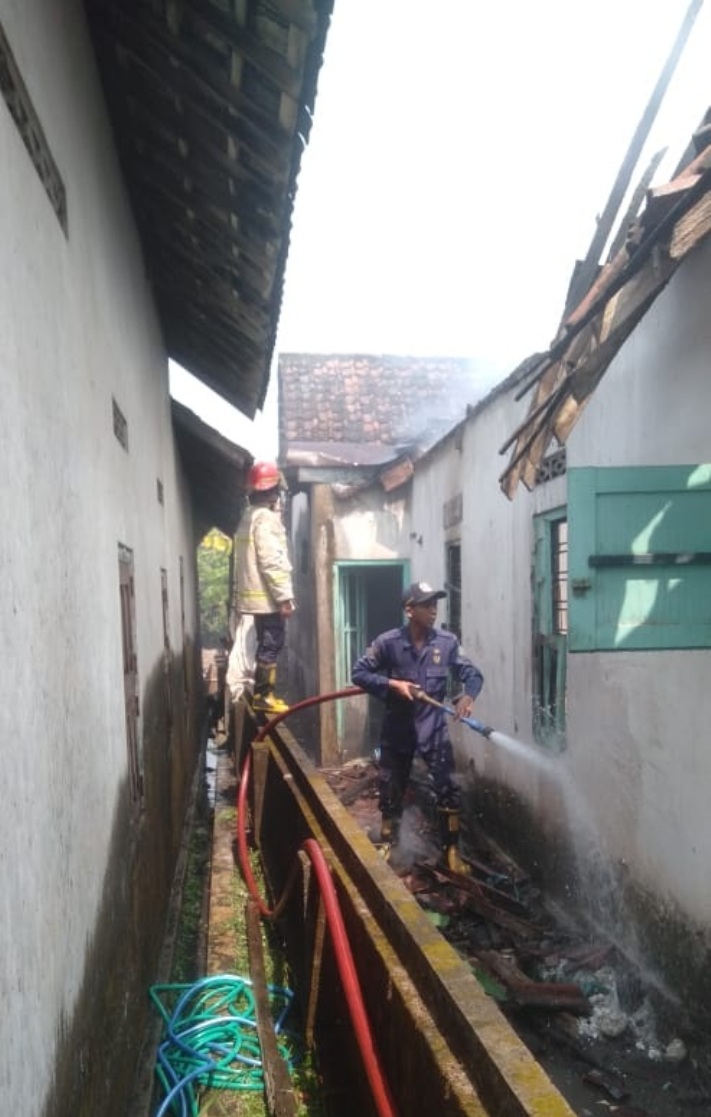 DISIRAM : Petugas damkar memadamkan api, Rabu (24/7) siang. (IST)