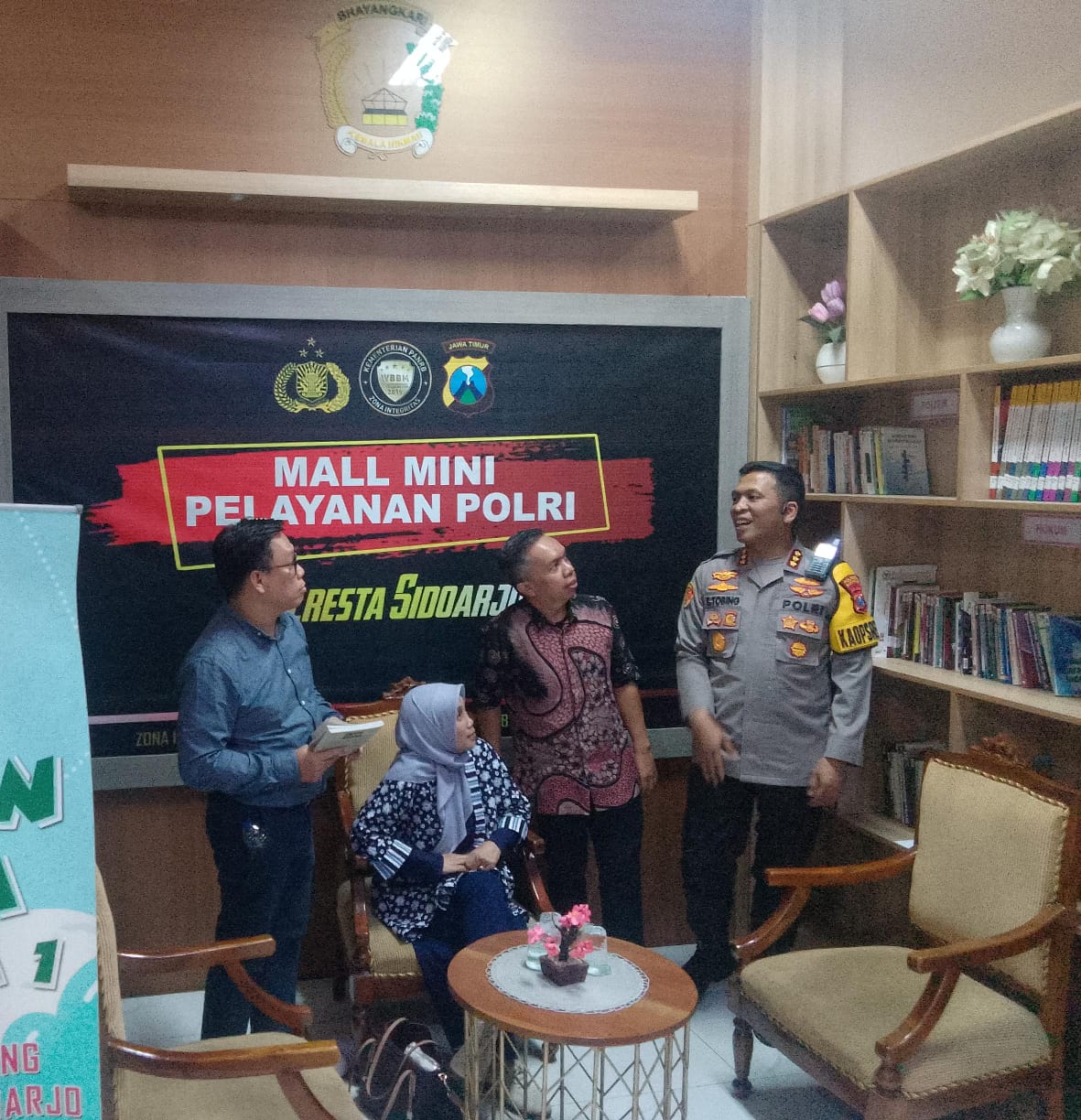 INOVATIF : Ketua Tim Verifikasi Kemenpan RB Amril Hans (kiri) bersama tim dan Kapolresta Sidoarjo Kombes Pol Christian Tobing. (DIKY PUTRA SANSIRI/RADAR SIDOARJO)