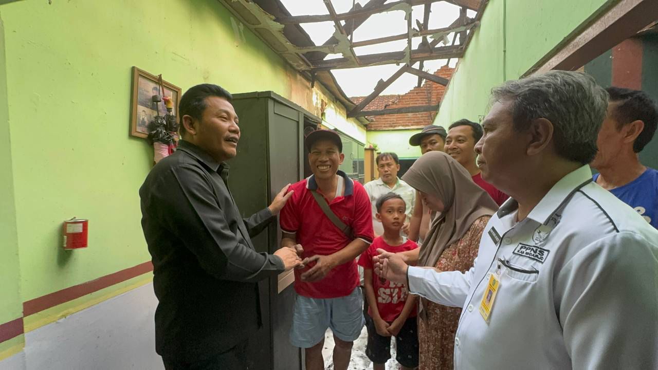 SIGAP : Plt Bupati Sidoarjo Subandi datangi rumah terbakar di Desa Semambung Wonoayu