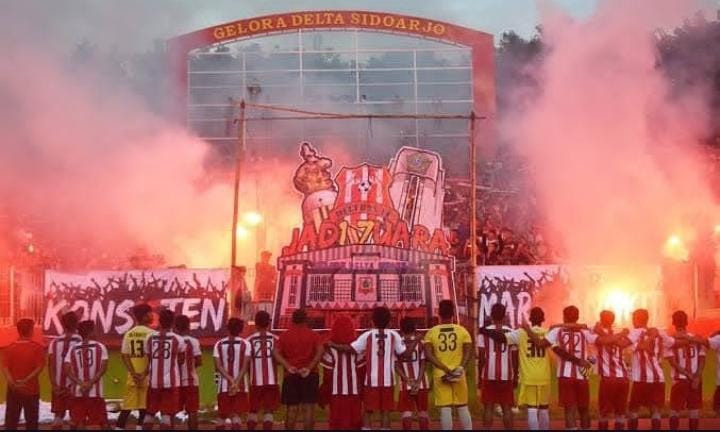 KOMPAK : Deltamania saat mendukung tim kebanggaanya, Deltras Sidoarjo. (IST)