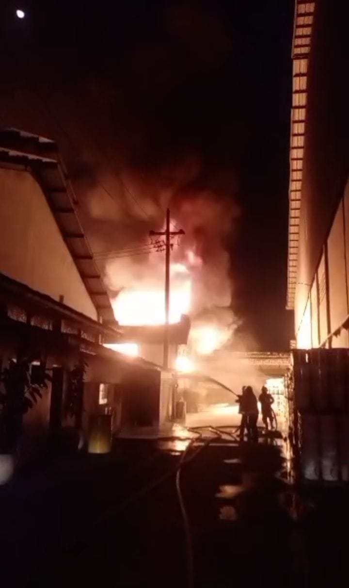 MEMBARA : Kondisi pabrik cat yang terbakar, Jumat (26/7). (DIKY PUTRA SANSIRI/RADAR SIDOARJO)