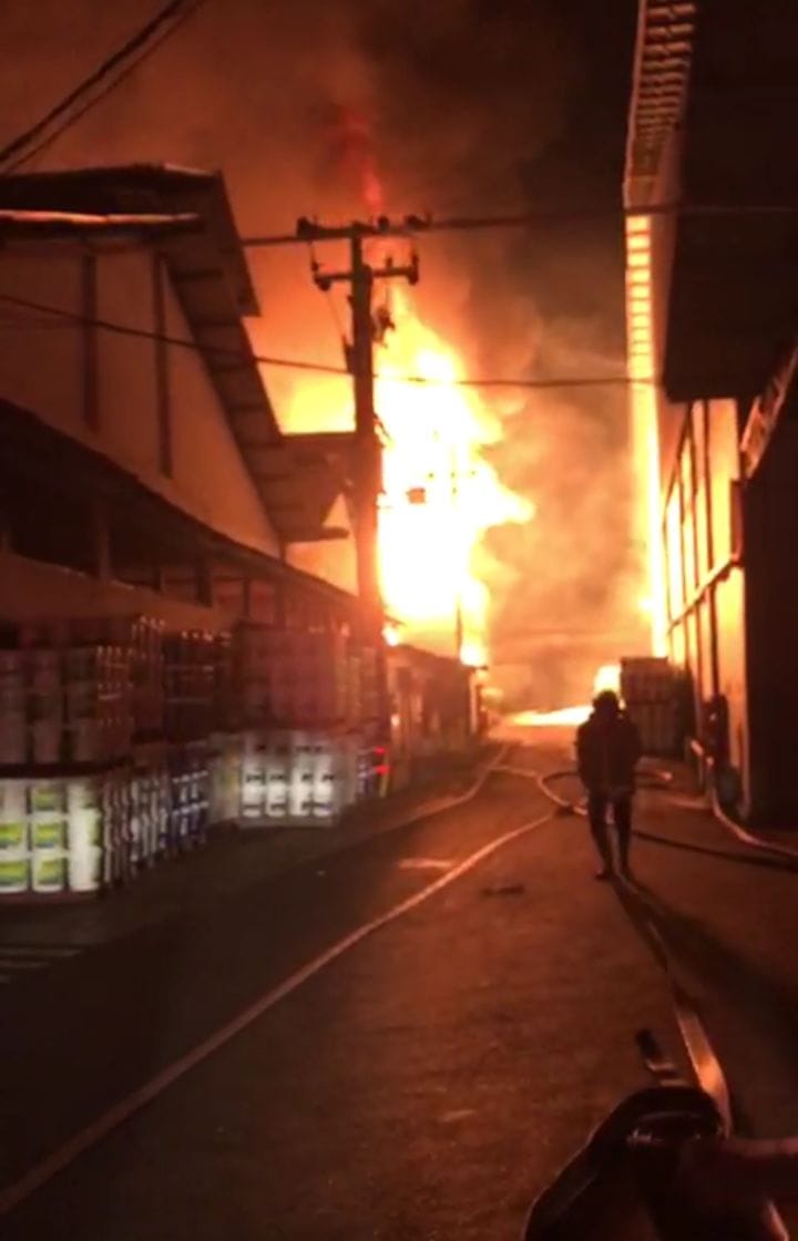 MELEDAK : Petugas damkar masih melakukan penyemperotan di lokasi pabrik. (DIKY PUTRA SANSIRI/RADAR SIDOARJO)