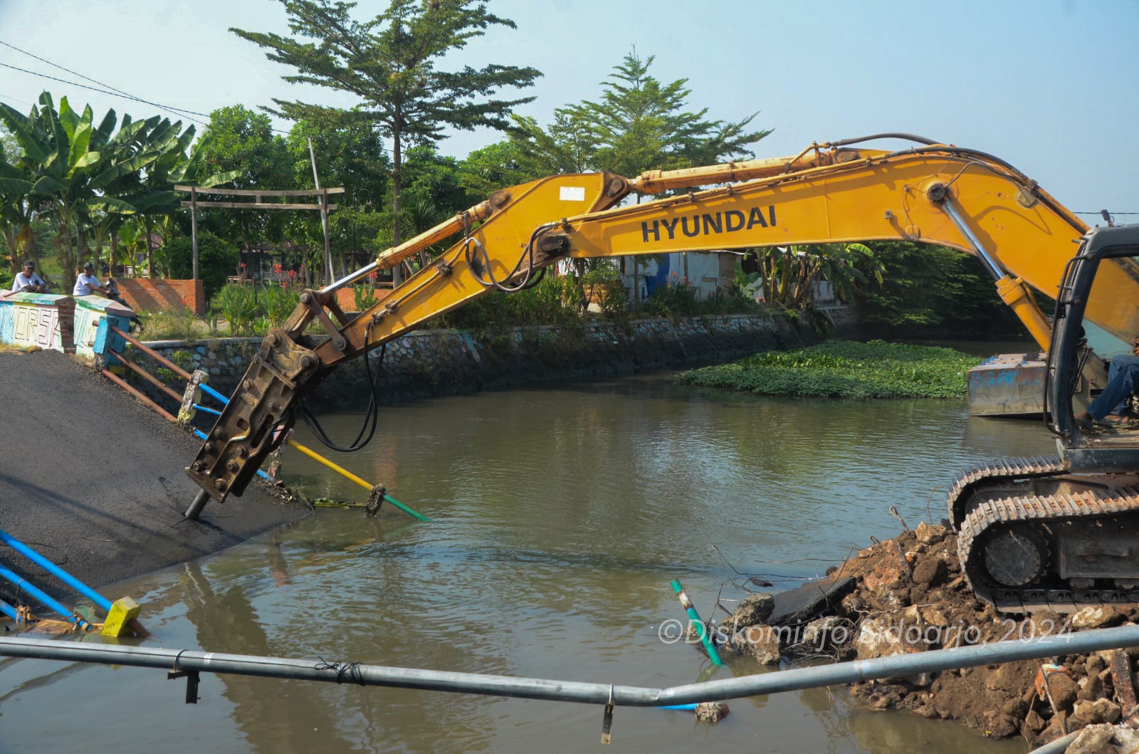 DIKEBUT : Proses pembersihan lokasi ambruknya jembatan di Desa Kedungpekuk. (FOTO HUMAS DISKOMINFO)