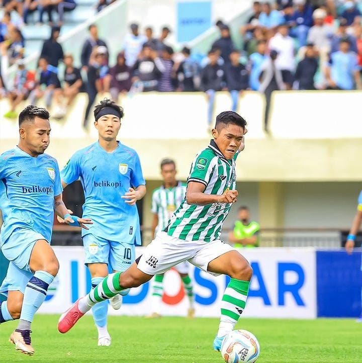 &nbsp;GRUP BERAT : Pemain Deltras musim lalu Dwiki Mardianto saat melawan Persela Lamongan. (IST)